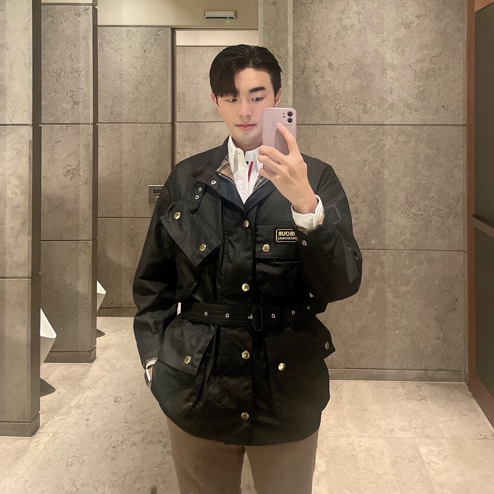 (W) Thom Browne Oxford RWB Grosgrain Placket Classic Long Sleeve Button Down Point Collar Shirt White, Barbour International Original Wax Jacket Black 착용 스타일