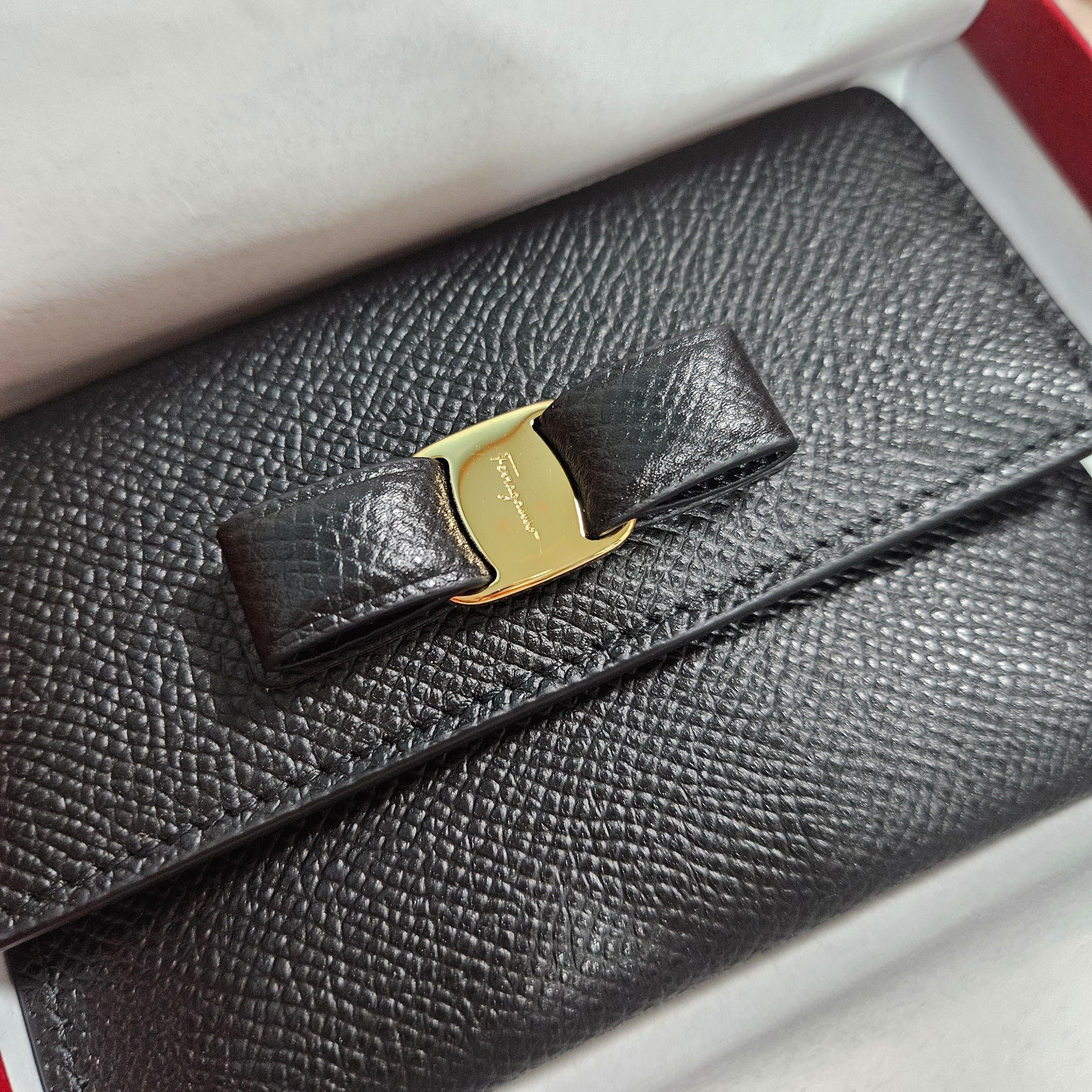 Ferragamo Vara Card Case Black 착용 스타일