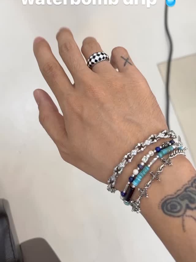 Scudo Vintage Cross Bracelet, Scudo Garden Violet Karen Beads Bracelet 착용 스타일 - 2