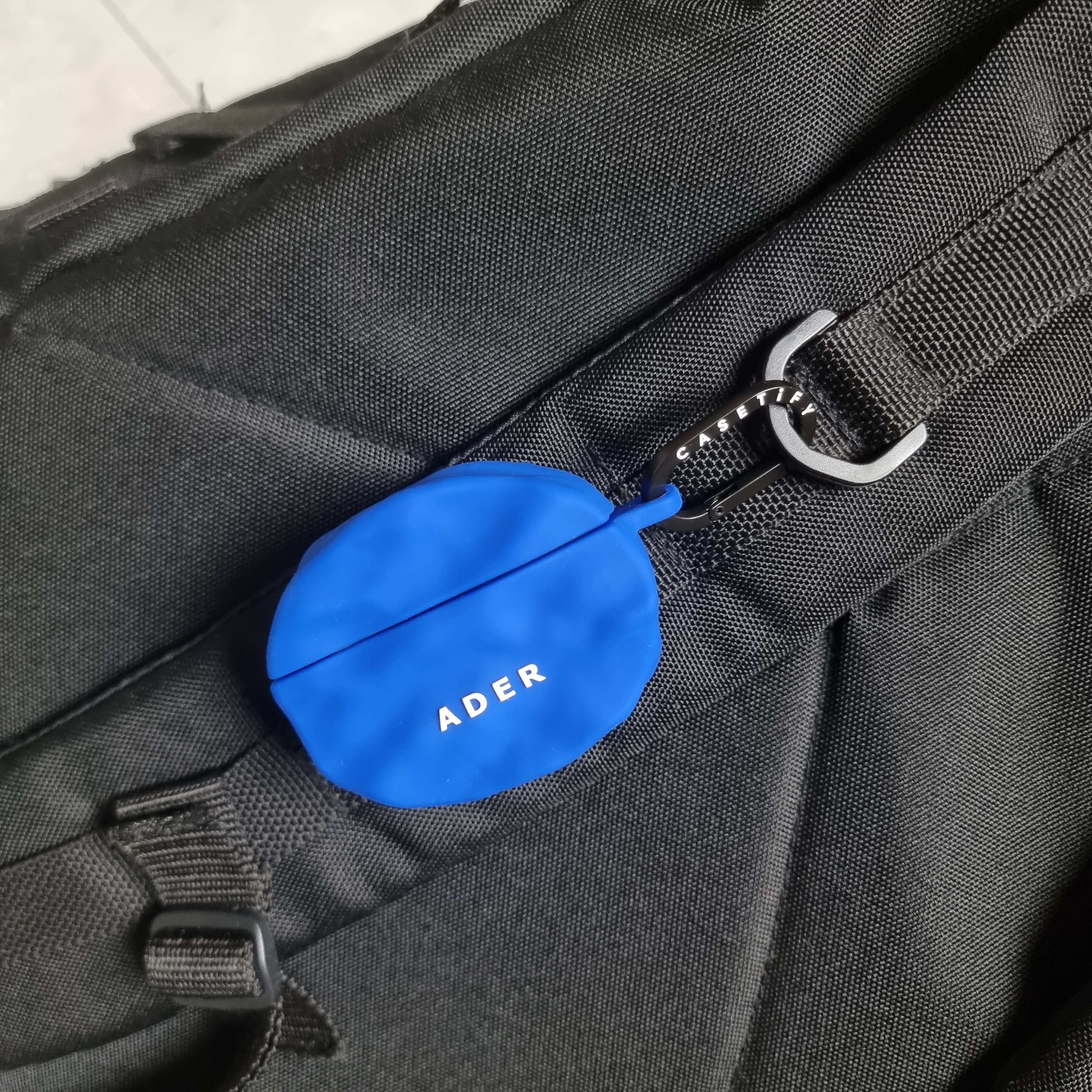 Casetify x Ader Error Wavy Collectable AirPods Pro 1st/2nd gen Case Blue 착용 스타일