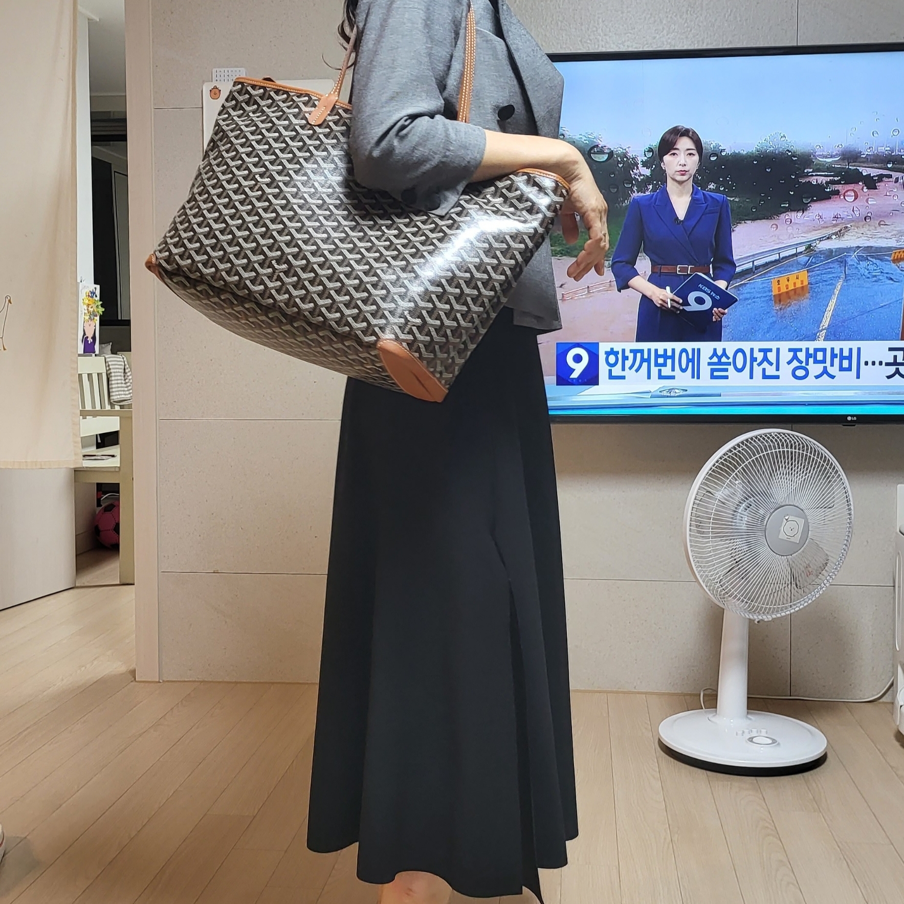Goyard Artois MM Bag Black Tan 착용 스타일 - 2