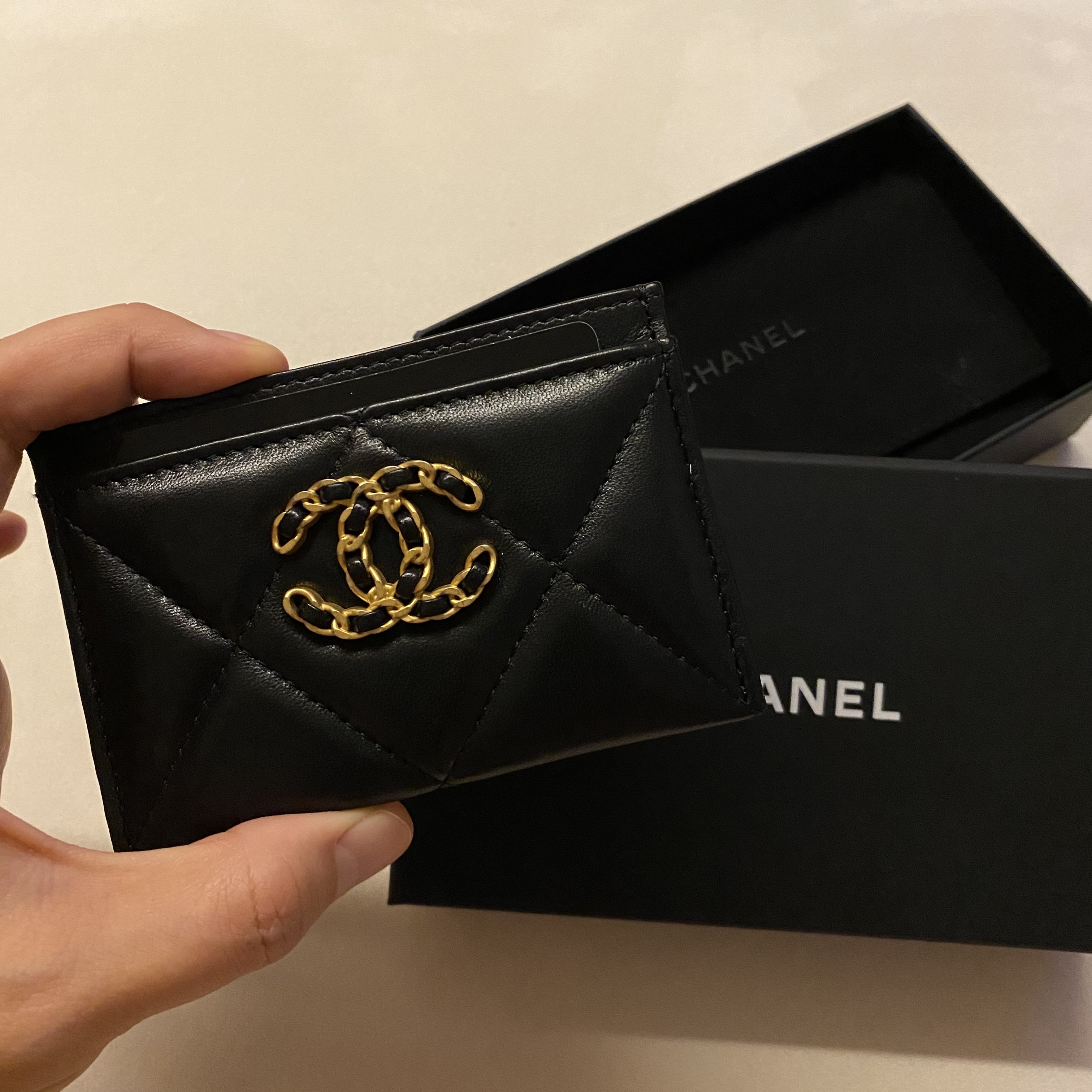 Chanel 19 Card Holder Lambskin & Gold Black 착용 스타일