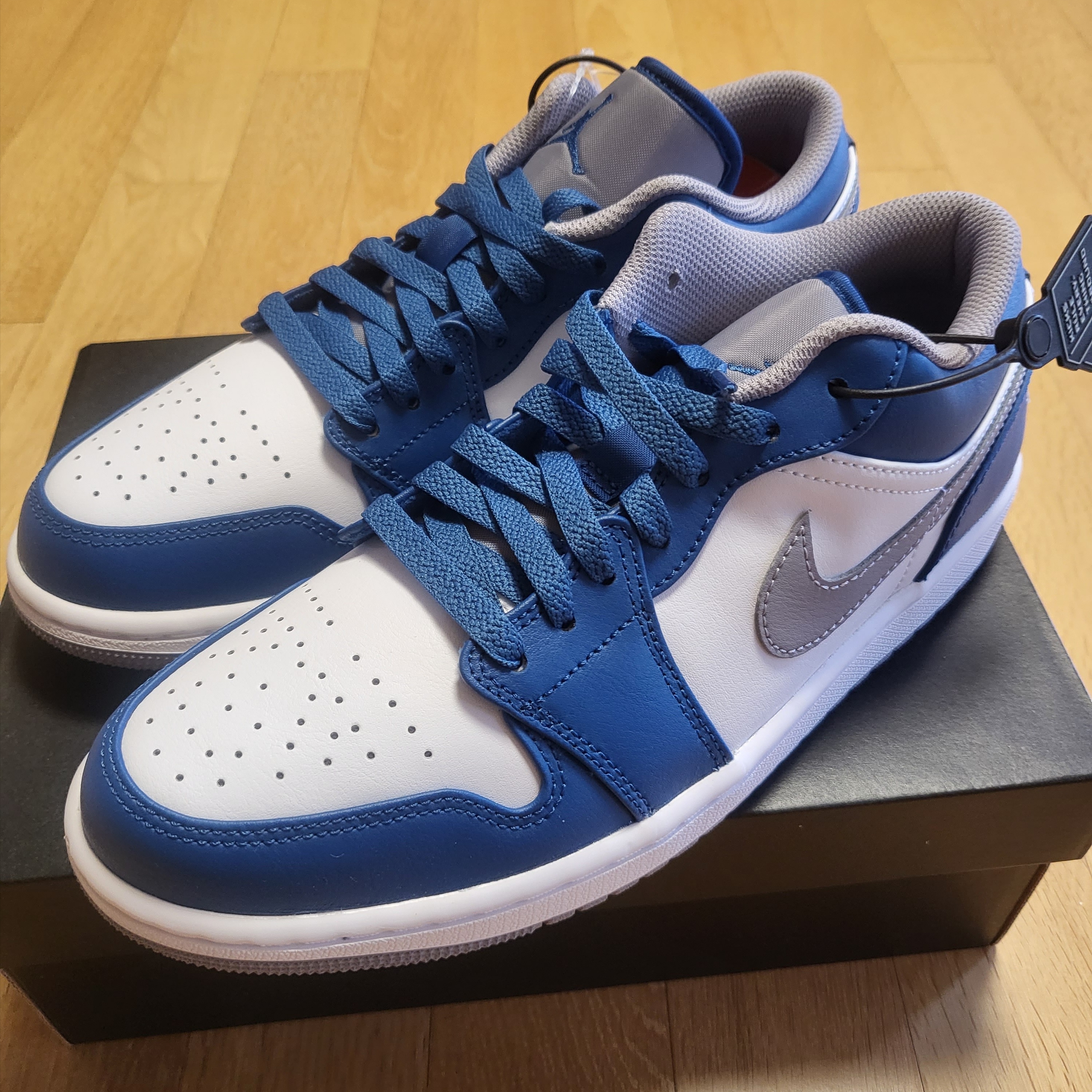 Jordan 1 Low True Blue Cement Grey 착용 스타일 - 5
