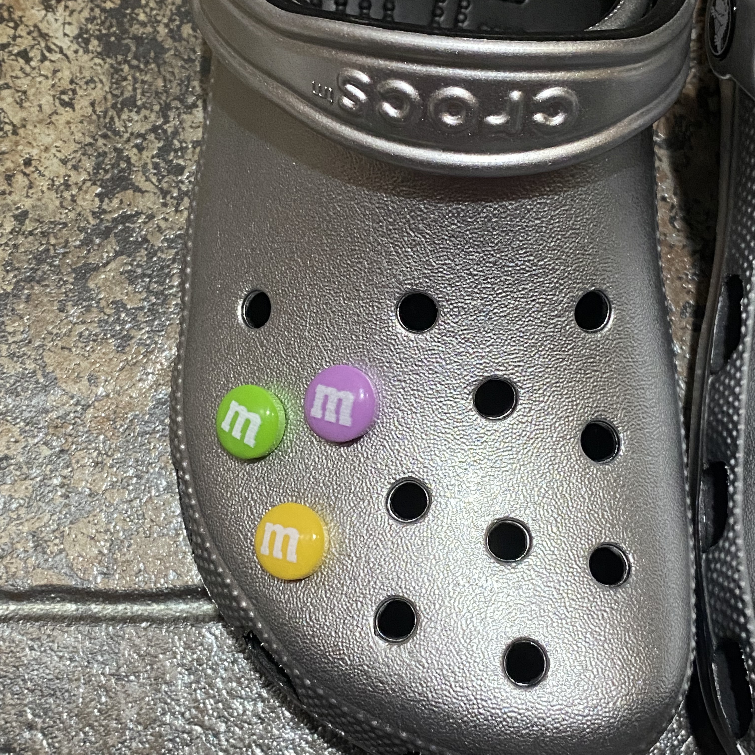 Crocs Classic Metallic Clog Silver 착용 스타일