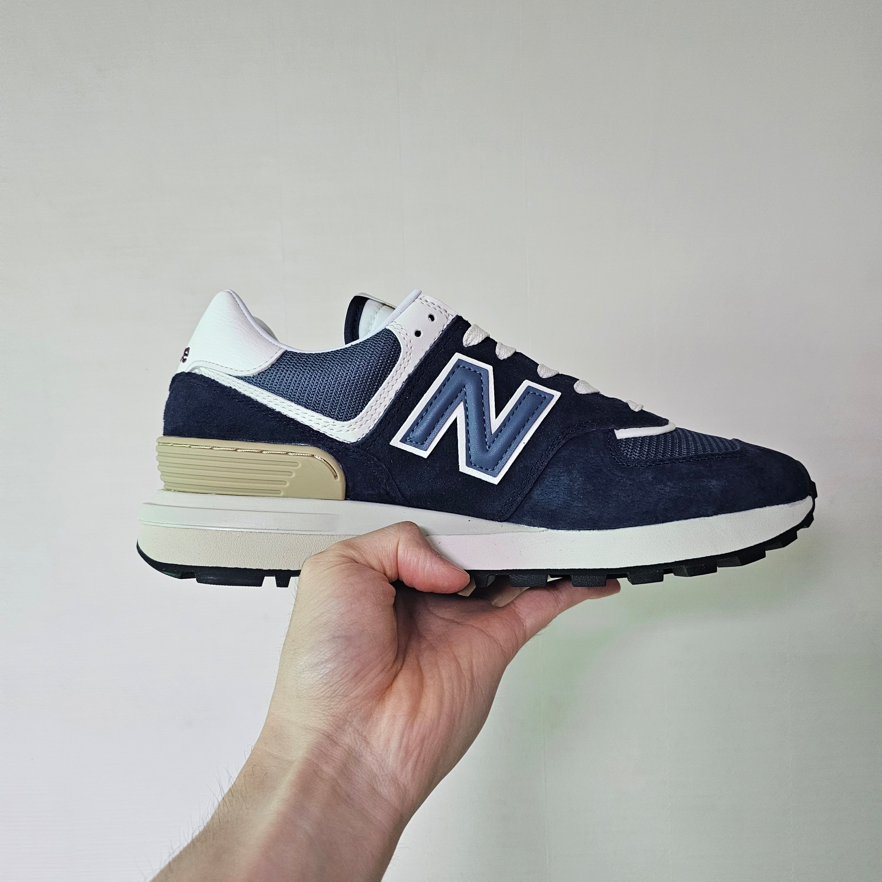 New Balance 574 Legacy Navy 착용 스타일 - 2