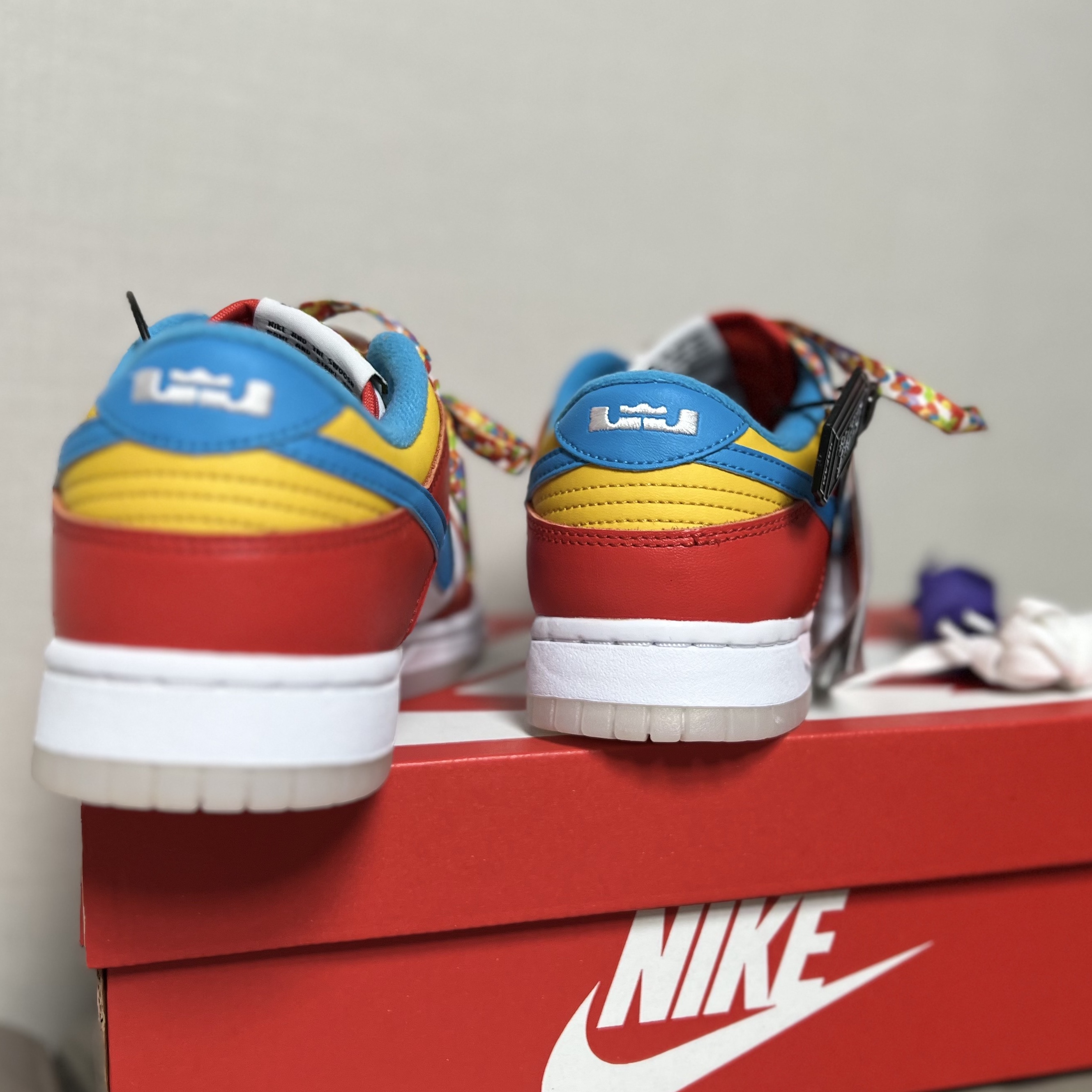 Nike x LeBron James x Fruity Pebbles Dunk Low QS Habanero Red 착용 스타일 - 2