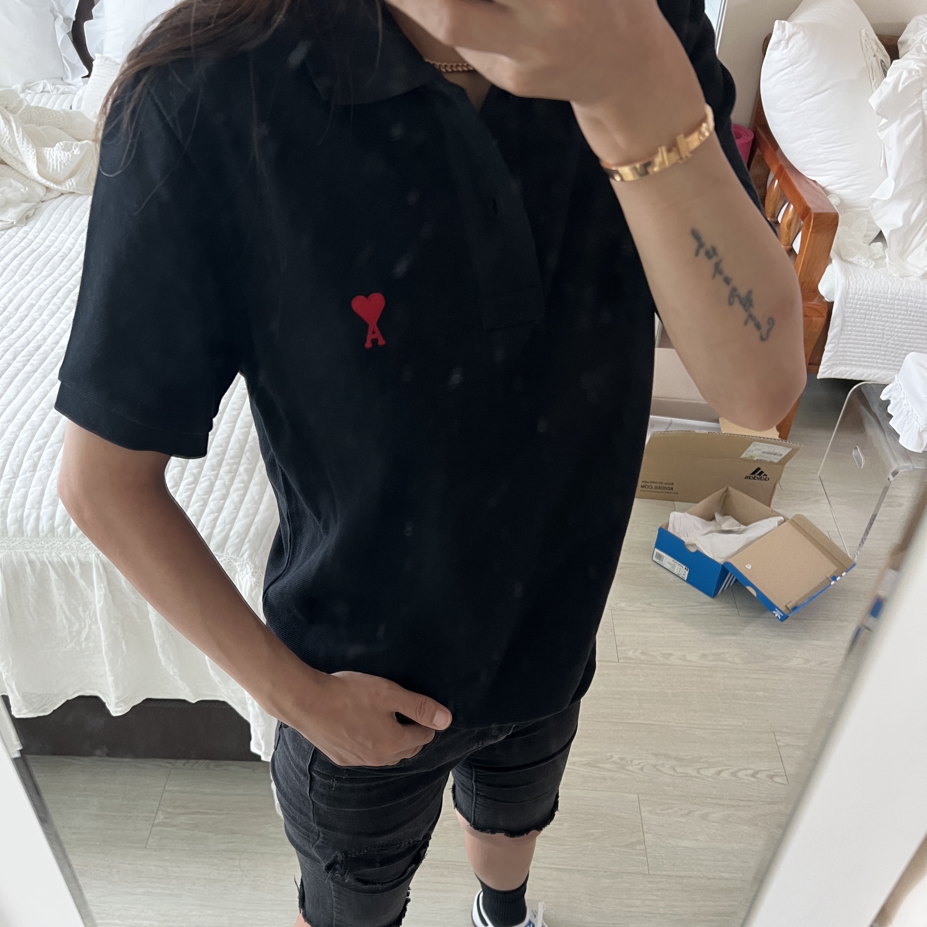 AMI de Coeur Polo Shirt Black, Adidas Samba Vegan White Black 착용 스타일 - 2