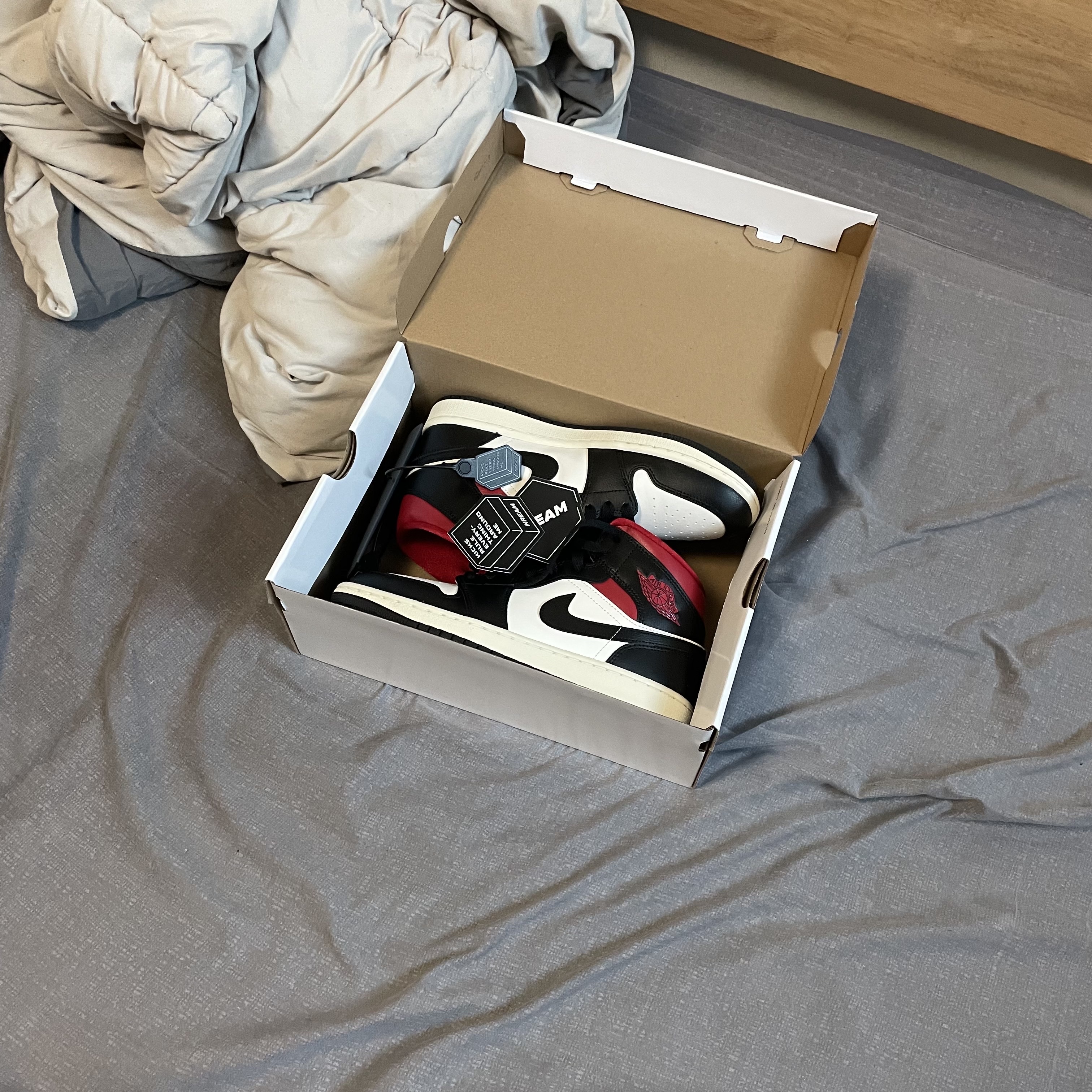 (W) Jordan 1 Mid Black Gym Red 착용 스타일 - 1