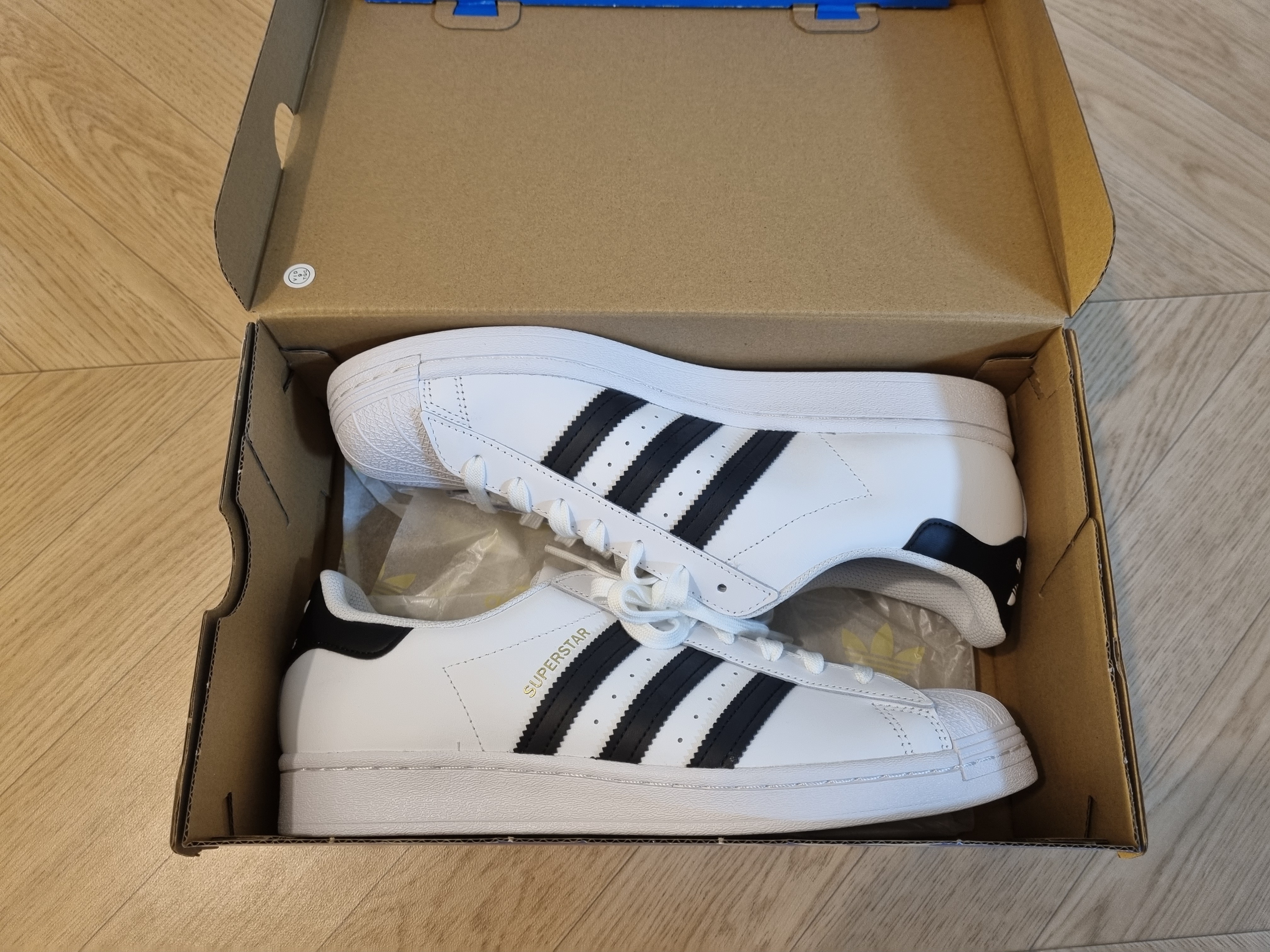Adidas Superstar White Black 착용 스타일 - 1