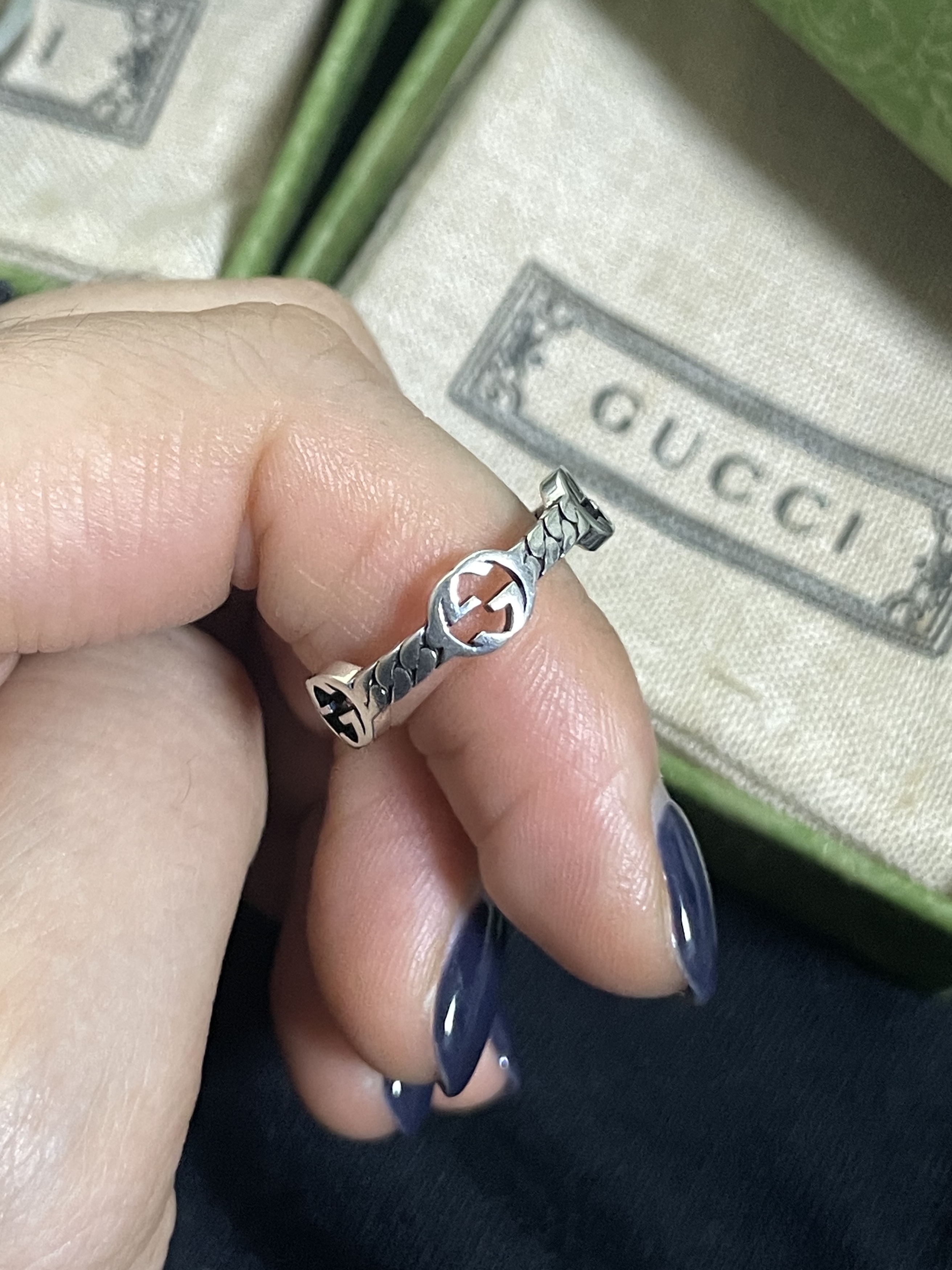 Gucci Interlocking G Ring Silver 착용 스타일 - 2