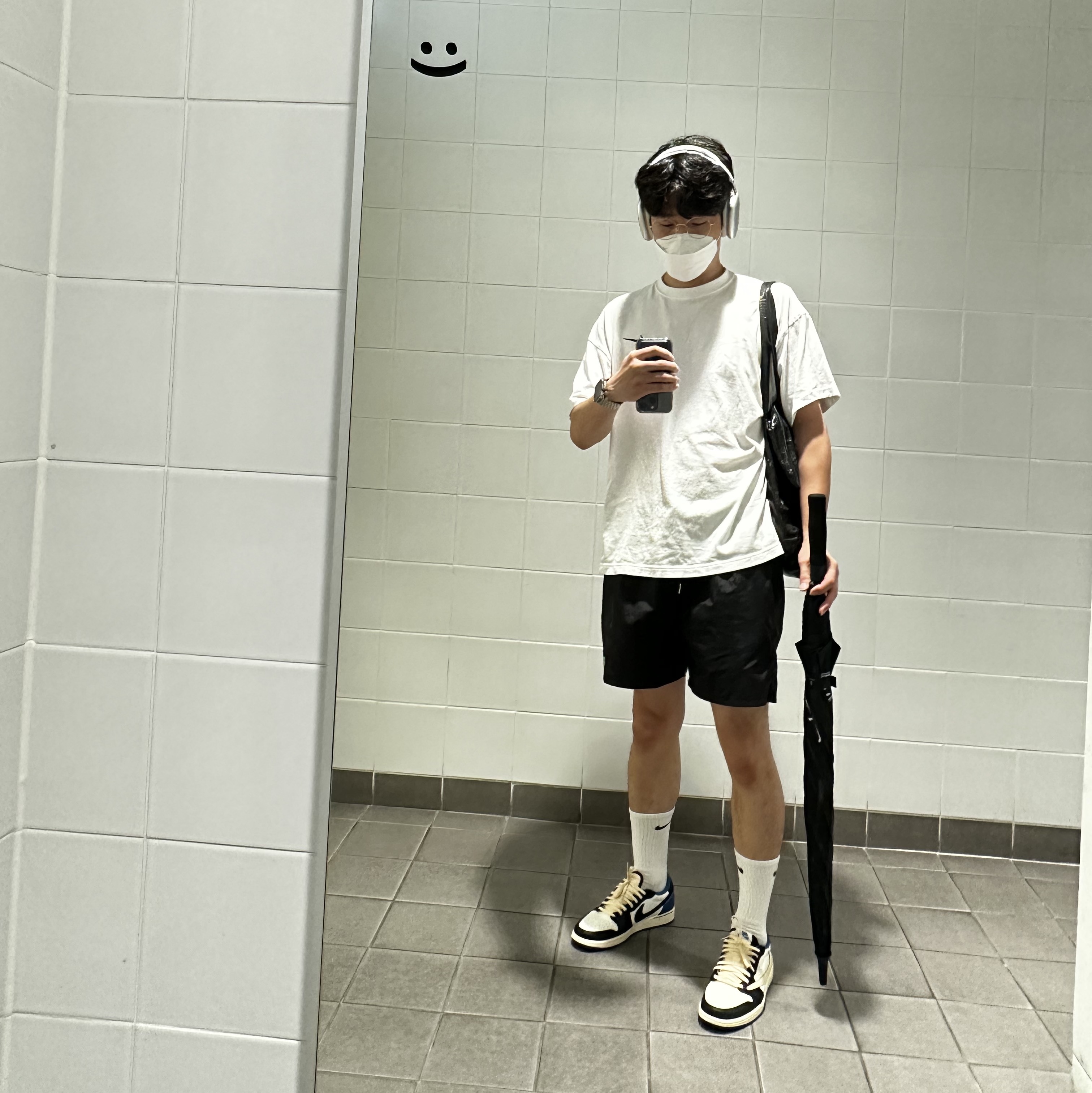 Jordan 1 x Travis Scott x Fragment Retro Low OG SP Military Blue, Apple AirPods Max Lightning Silver (Korean Ver.) 착용 스타일 - 1