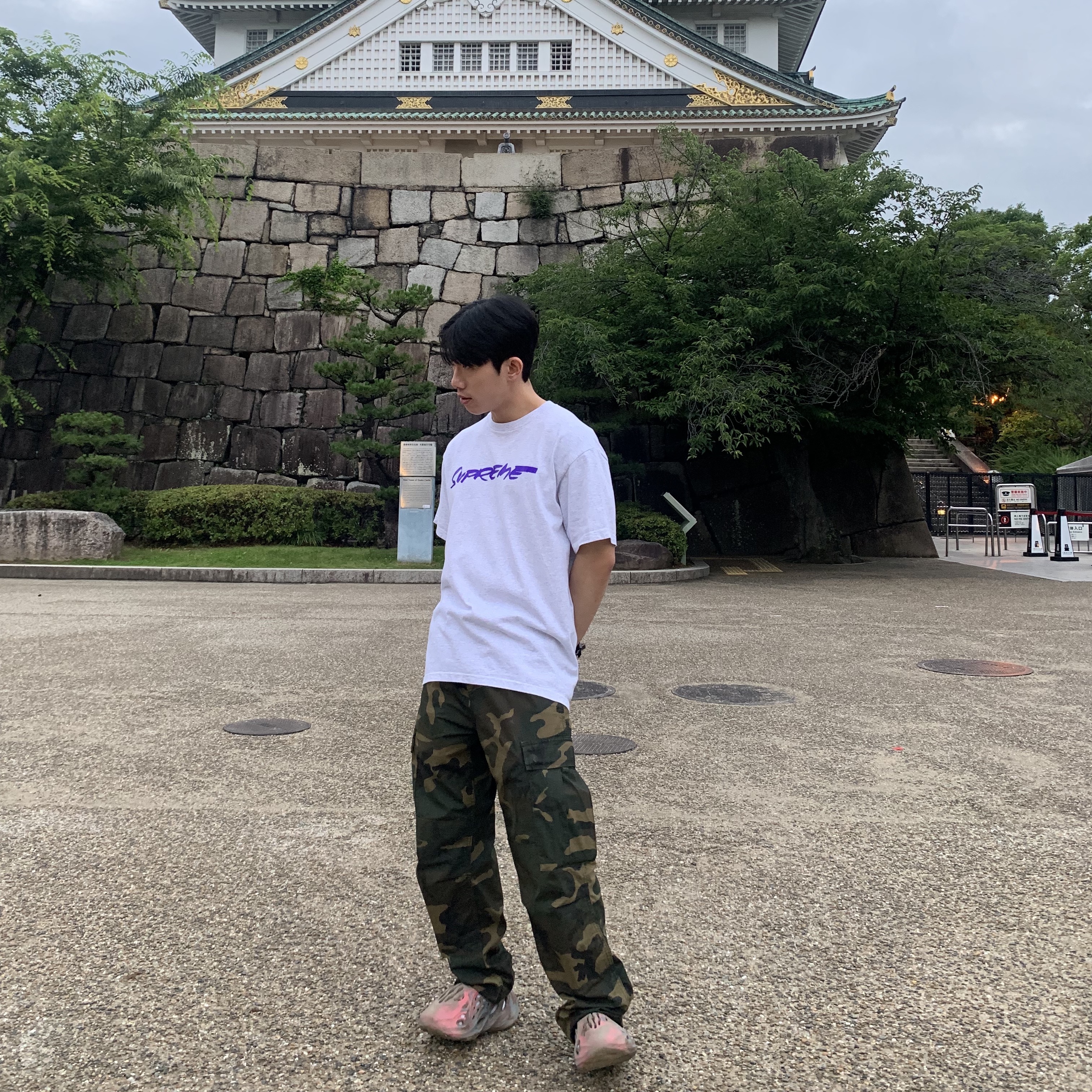 Supreme Futura Logo T-Shirt Ash Grey - 20FW, Adidas Yeezy Foam RNNR MX Sand Grey 착용 스타일