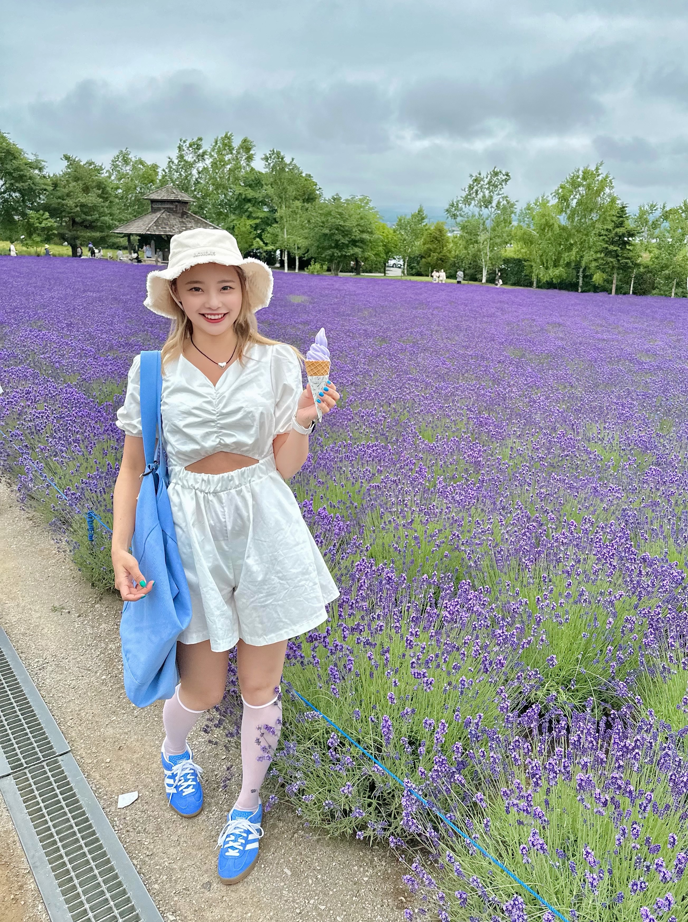 Jacquemus Le Bob Artichaut Bucket Hat Off White, (W) Adidas Gazelle Indoor Blue Fusion Cloud White 착용 스타일 - 3