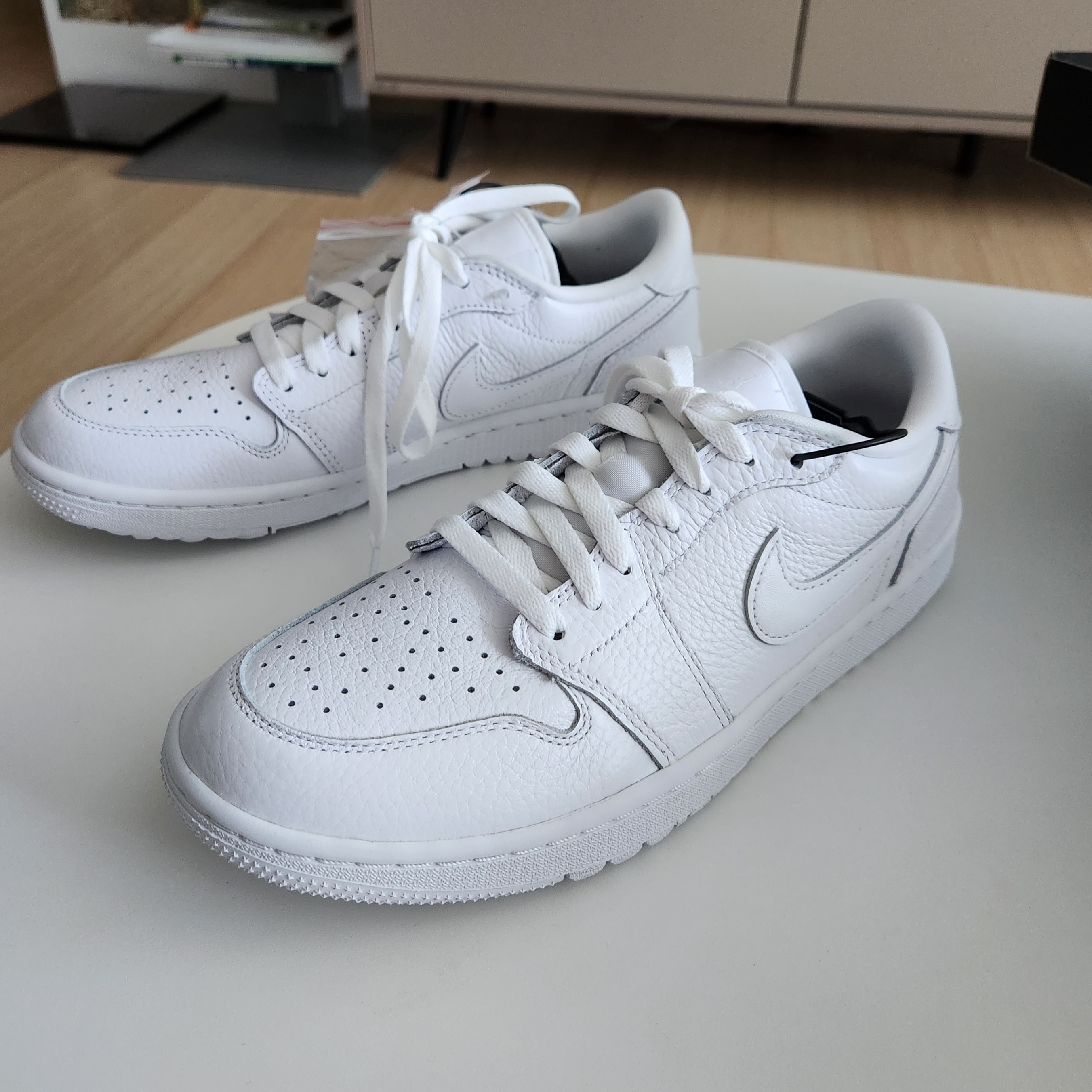 Jordan 1 Low Golf Triple White 착용 스타일 - 2