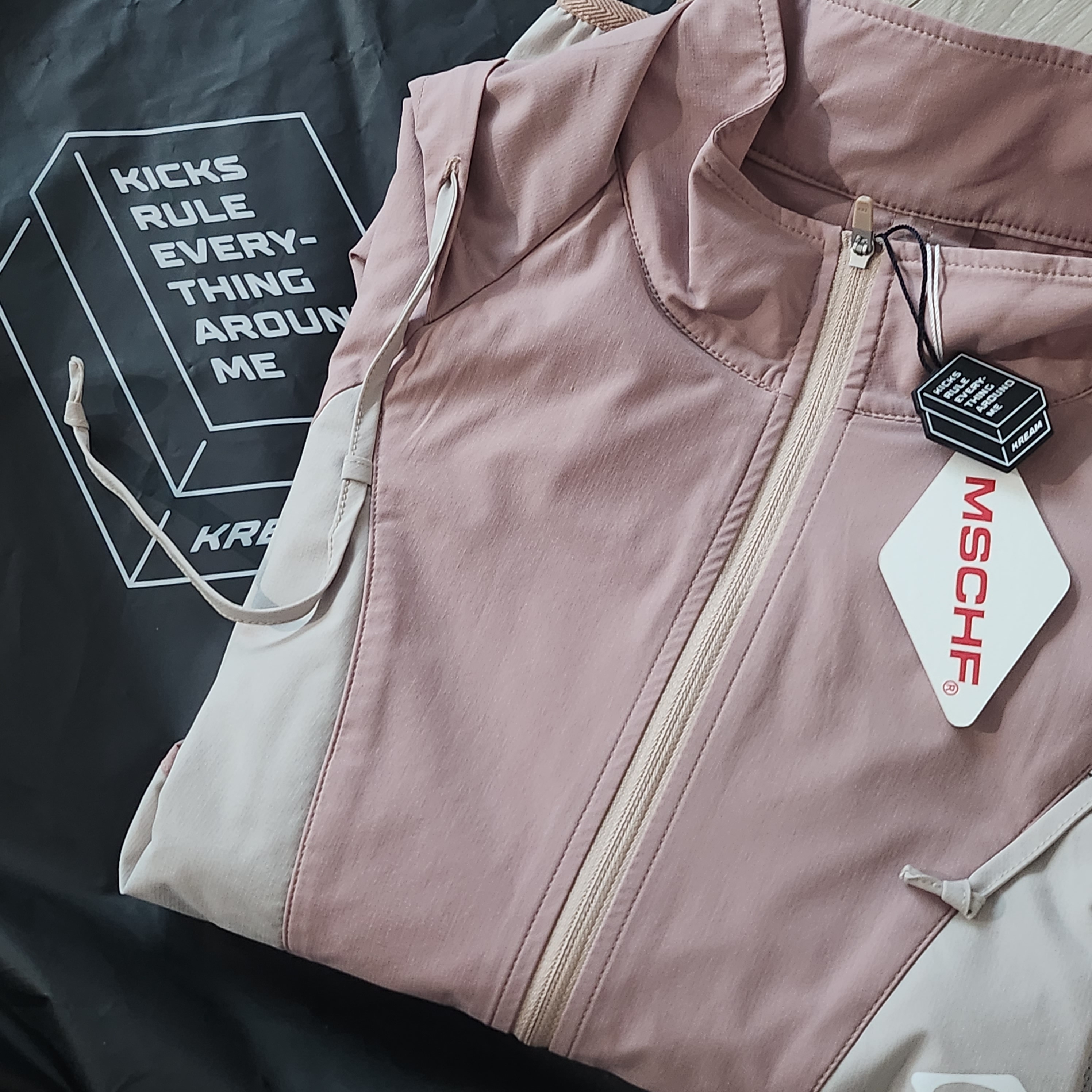 (W) Mischief SS Color Blocked Windbreaker Pink 착용 스타일 - 2