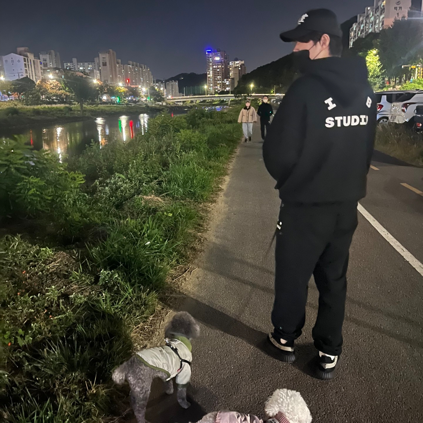 IAB Studio Hoodie Black White, Darkr8m Studio White Logo Cap 착용 스타일
