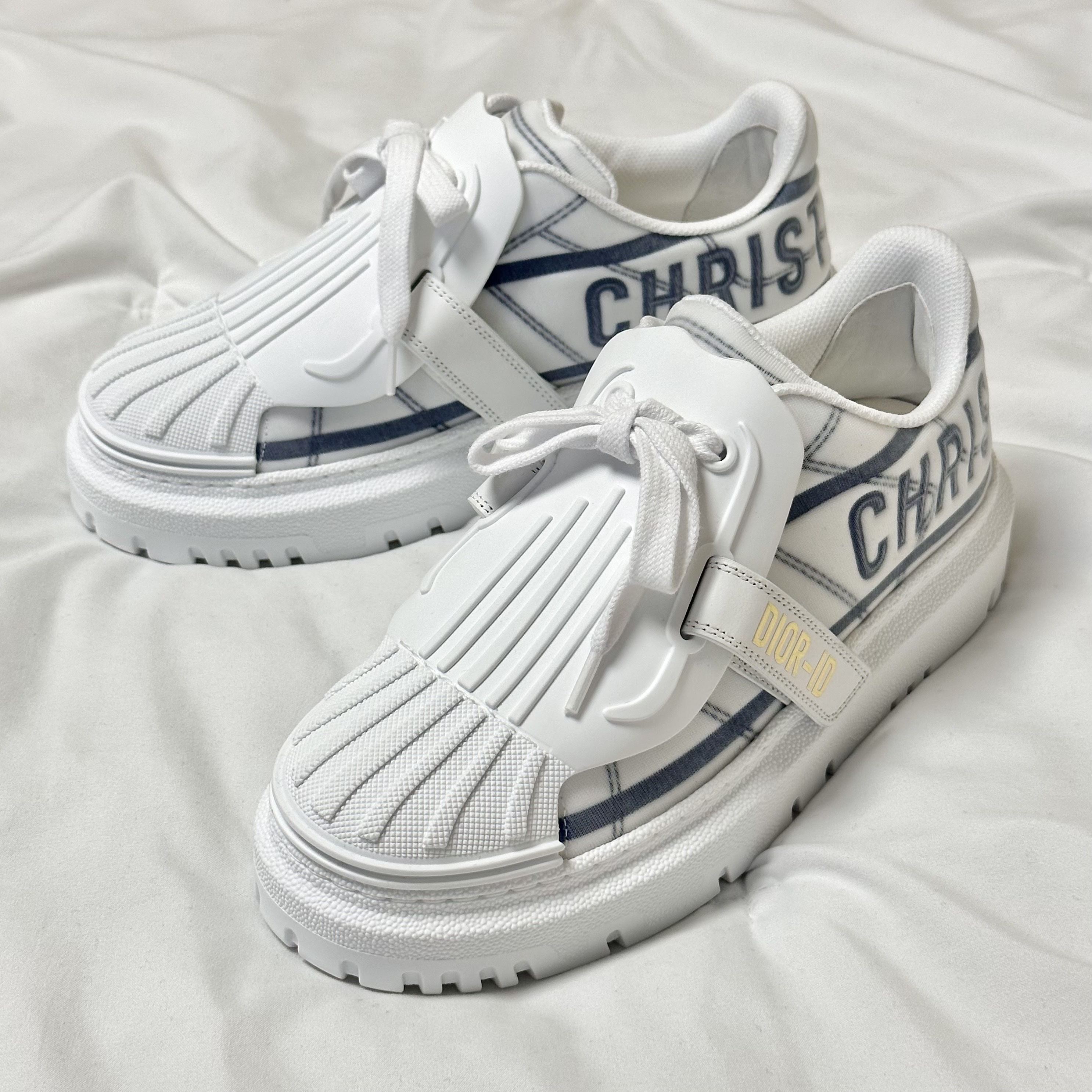 (W) Dior-ID White French Blue Technical Fabric Sneakers 착용 스타일