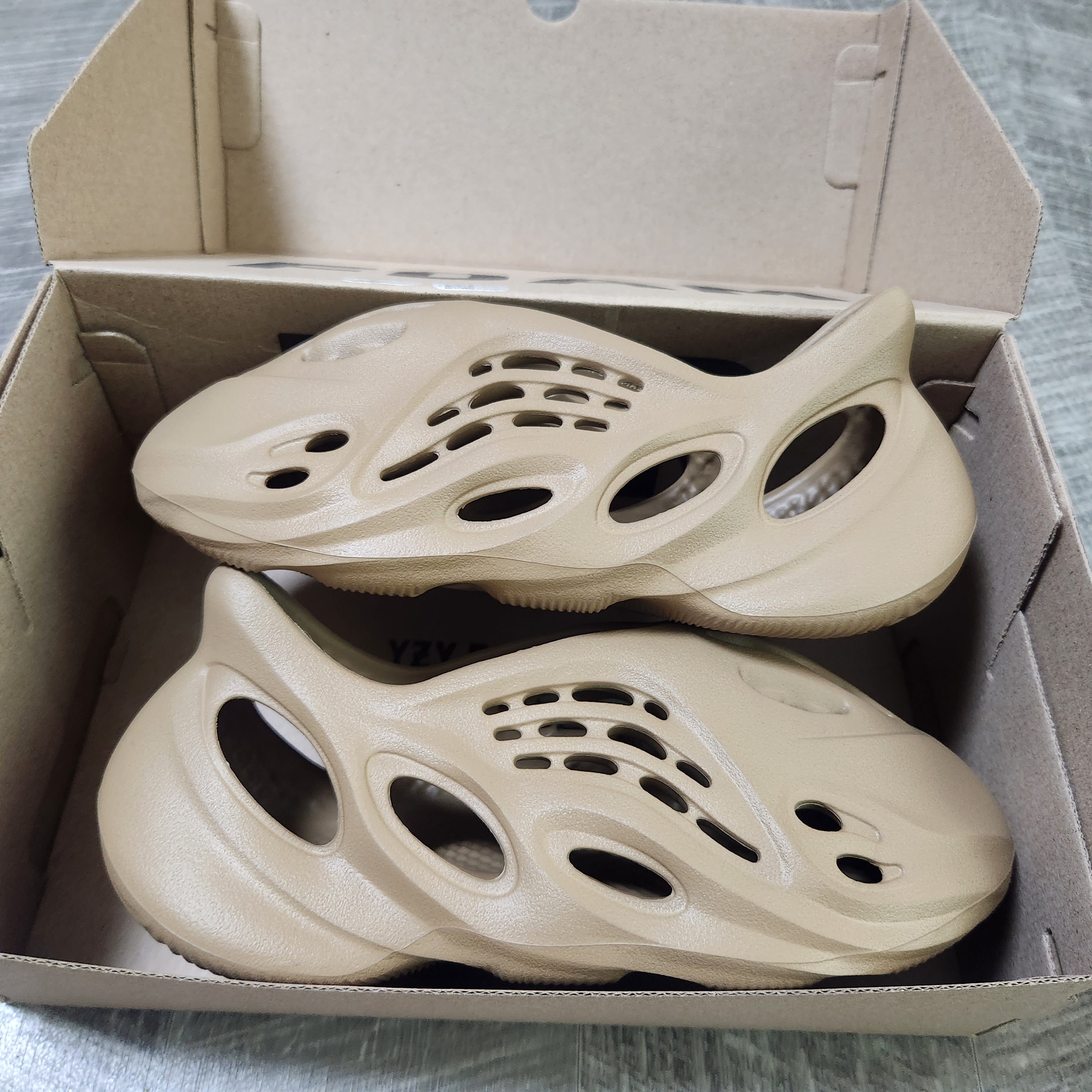 Adidas Yeezy Foam RNNR Clay Taupe 착용 스타일 - 3