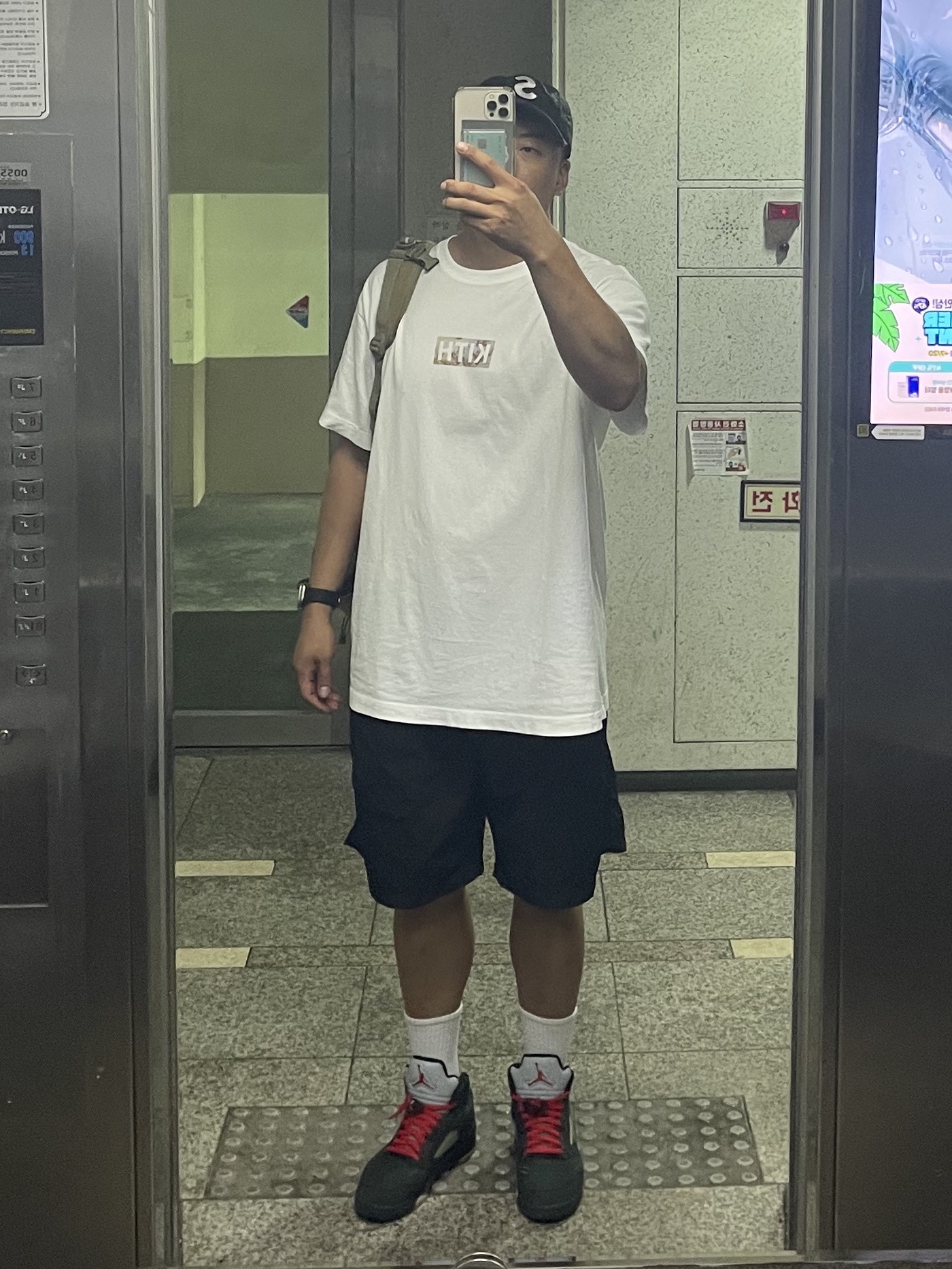 (W) Jordan 5 Retro Gore-Tex Off Noir Fire Red, Palace Ballistic Backpack Gold - 20FW 착용 스타일