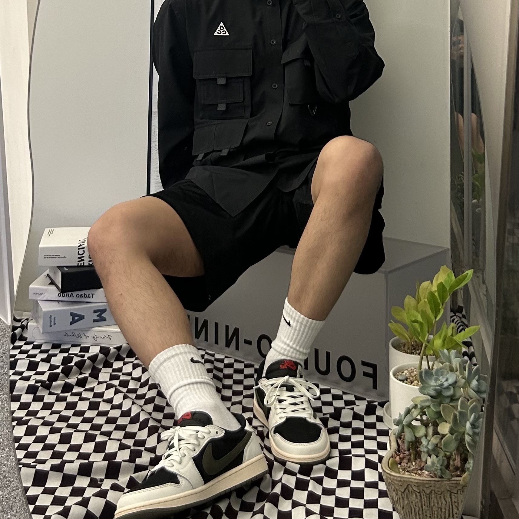 (W) Jordan 1 x Travis Scott Retro Low OG SP Medium Olive, Nike ACG Dri-Fit UV Devastation Trail Shirt Black Summit White - Asia 착용 스타일 - 3