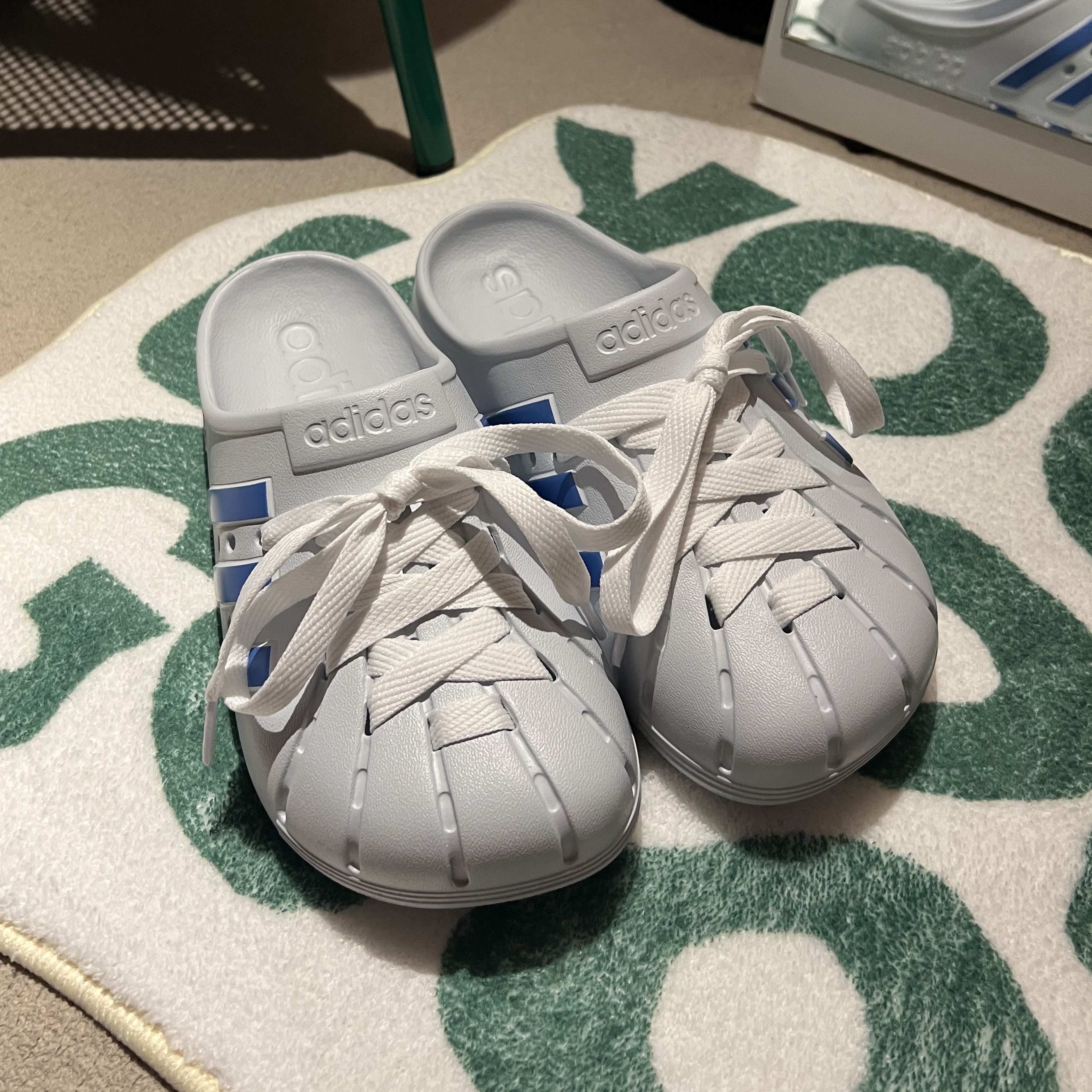 Adidas Adilette Clog Sky Blue 착용 스타일