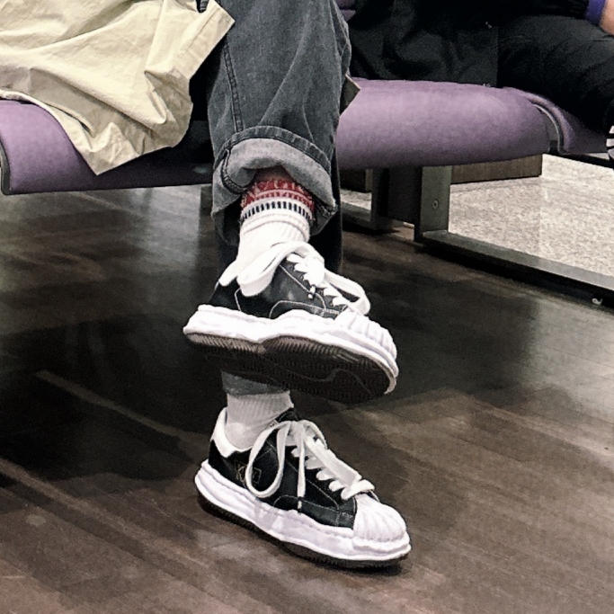 Maison Mihara Yasuhiro Blakey OG Sole Leather Low-top Sneakers Black 착용 스타일