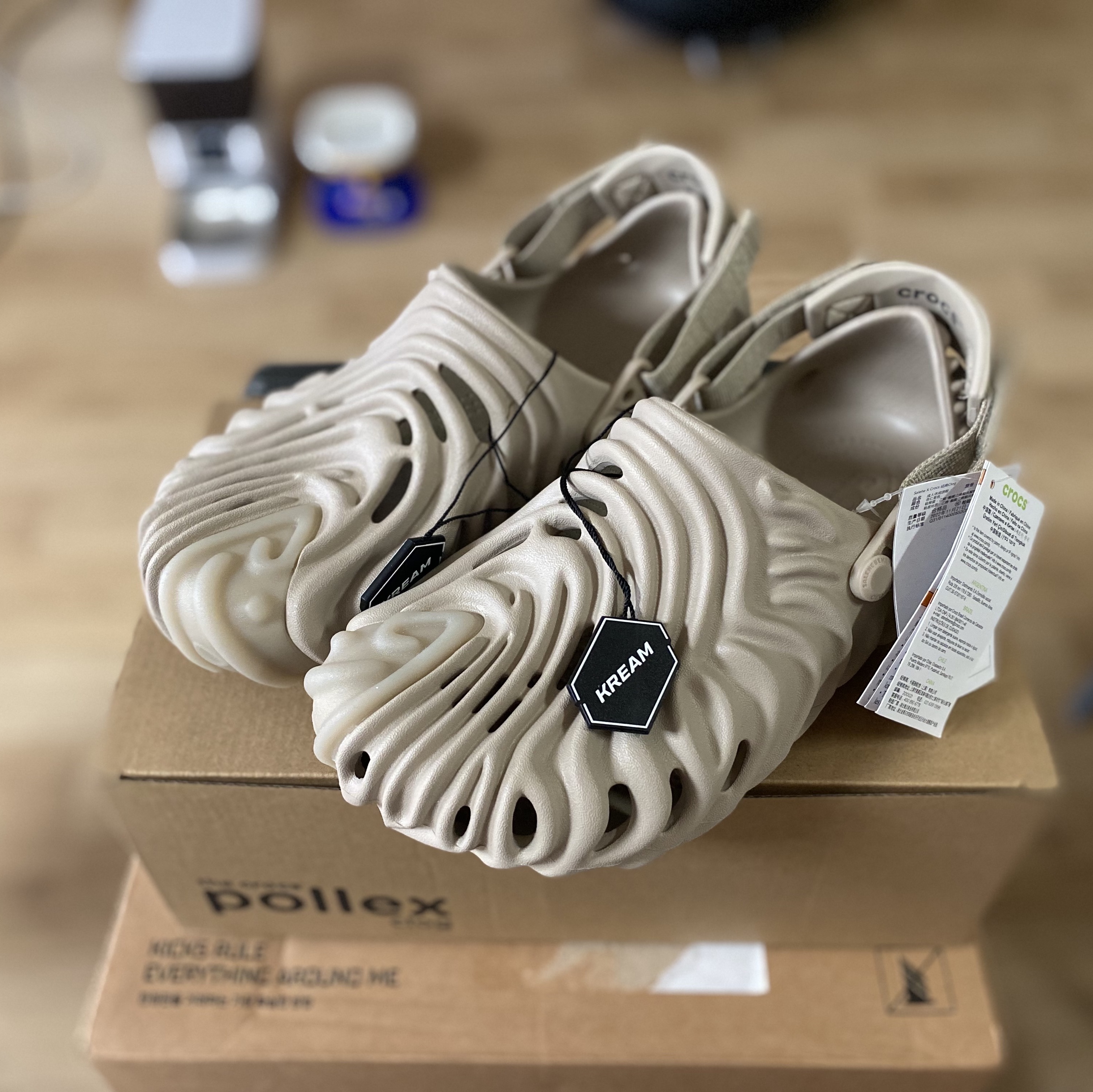 Crocs x Salehe Bembury Pollex Clog Horchata 착용 스타일 - 2