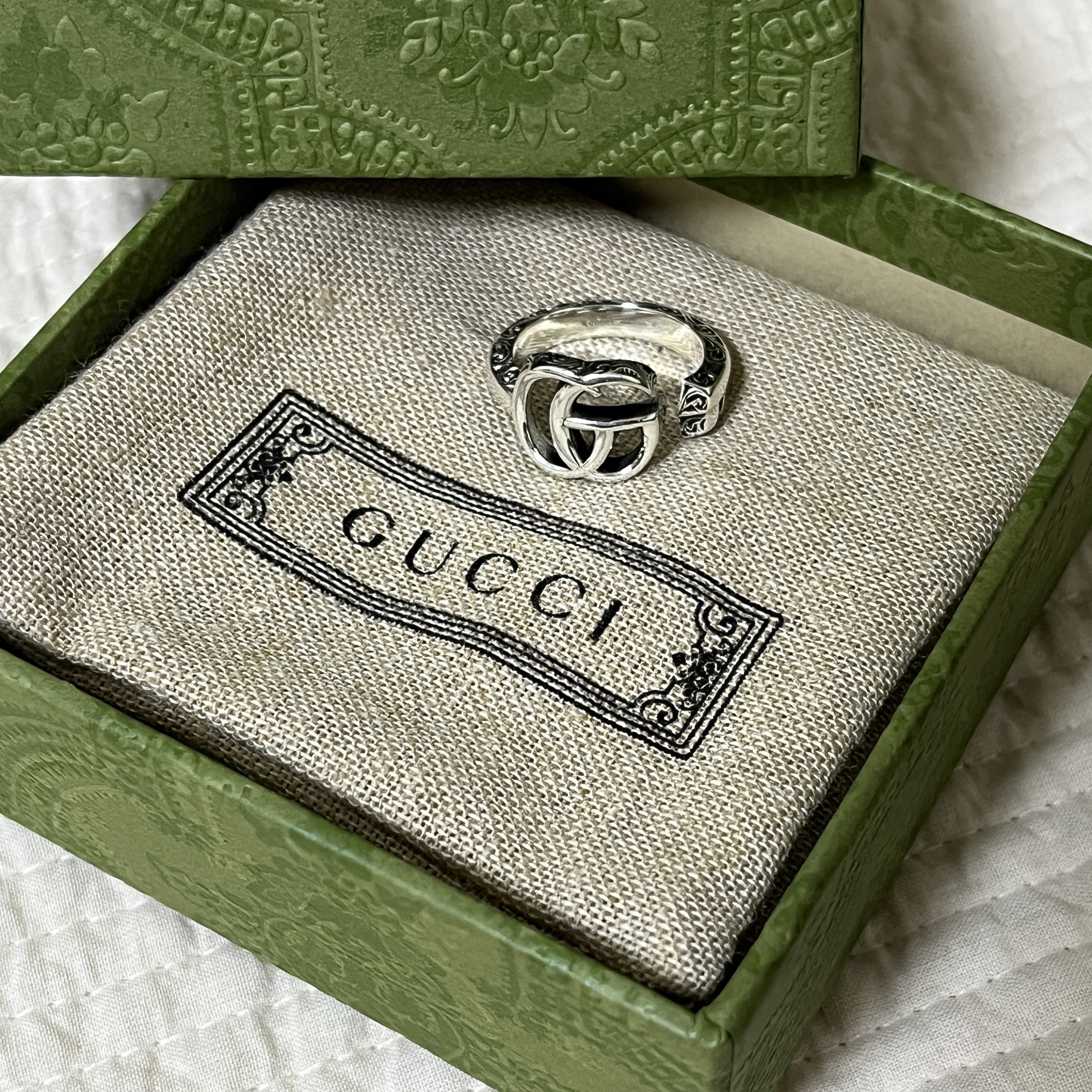Gucci Double G Keyring Silver Aged Finish 착용 스타일 - 3