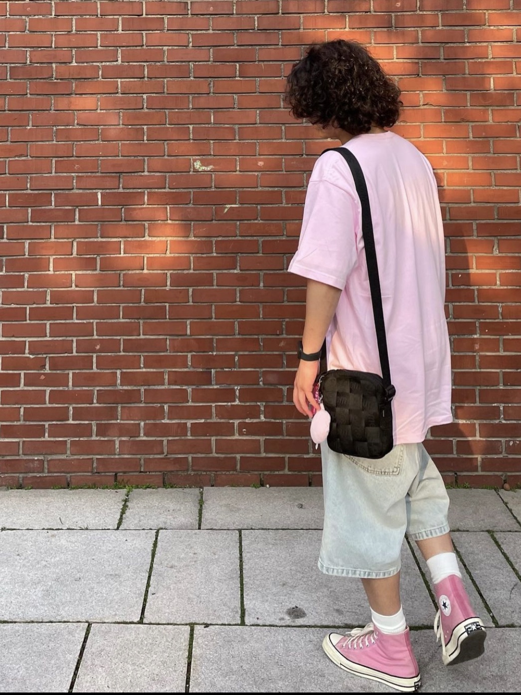 NewJeans Tokki Merchandise Fluffy Keyring Pink, Supreme Woven Shoulder Bag Black - 23SS 착용 스타일 - 3