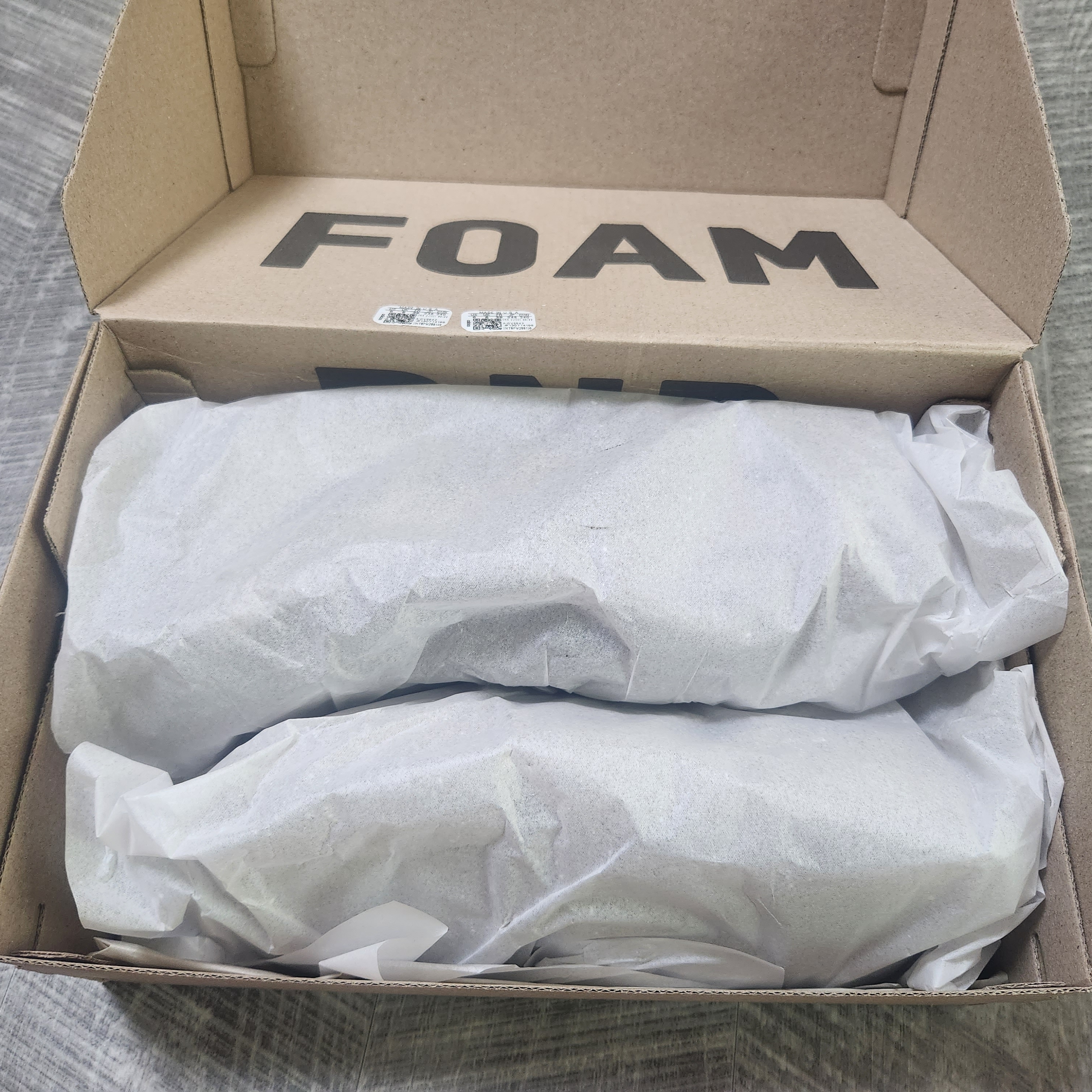 Adidas Yeezy Foam RNNR Clay Taupe 착용 스타일 - 1
