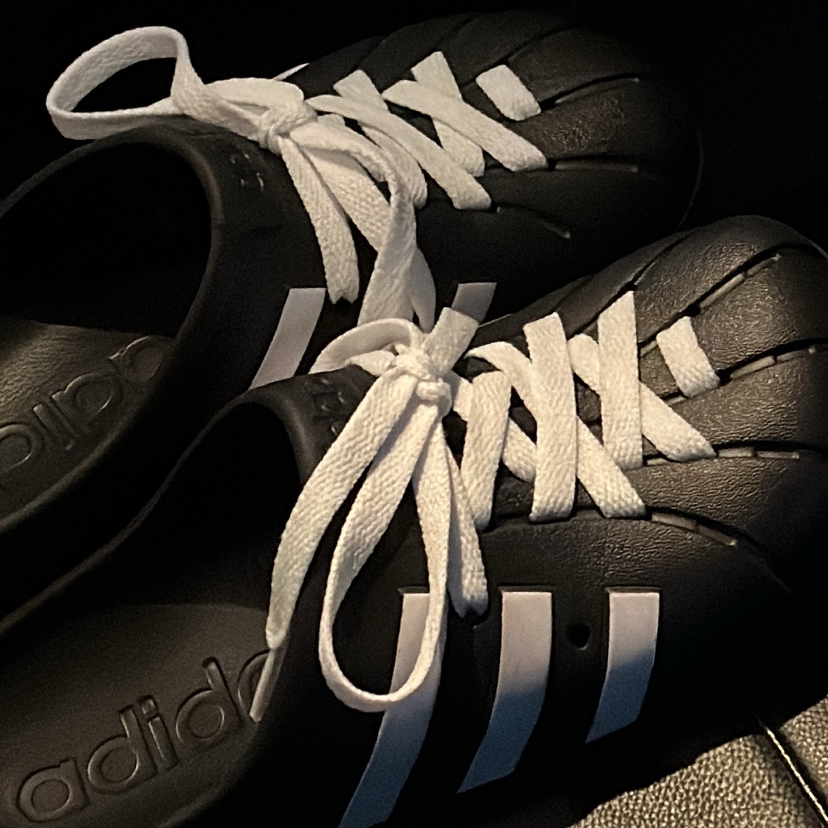 Adidas Adilette Clog Black White 착용 스타일 - 1