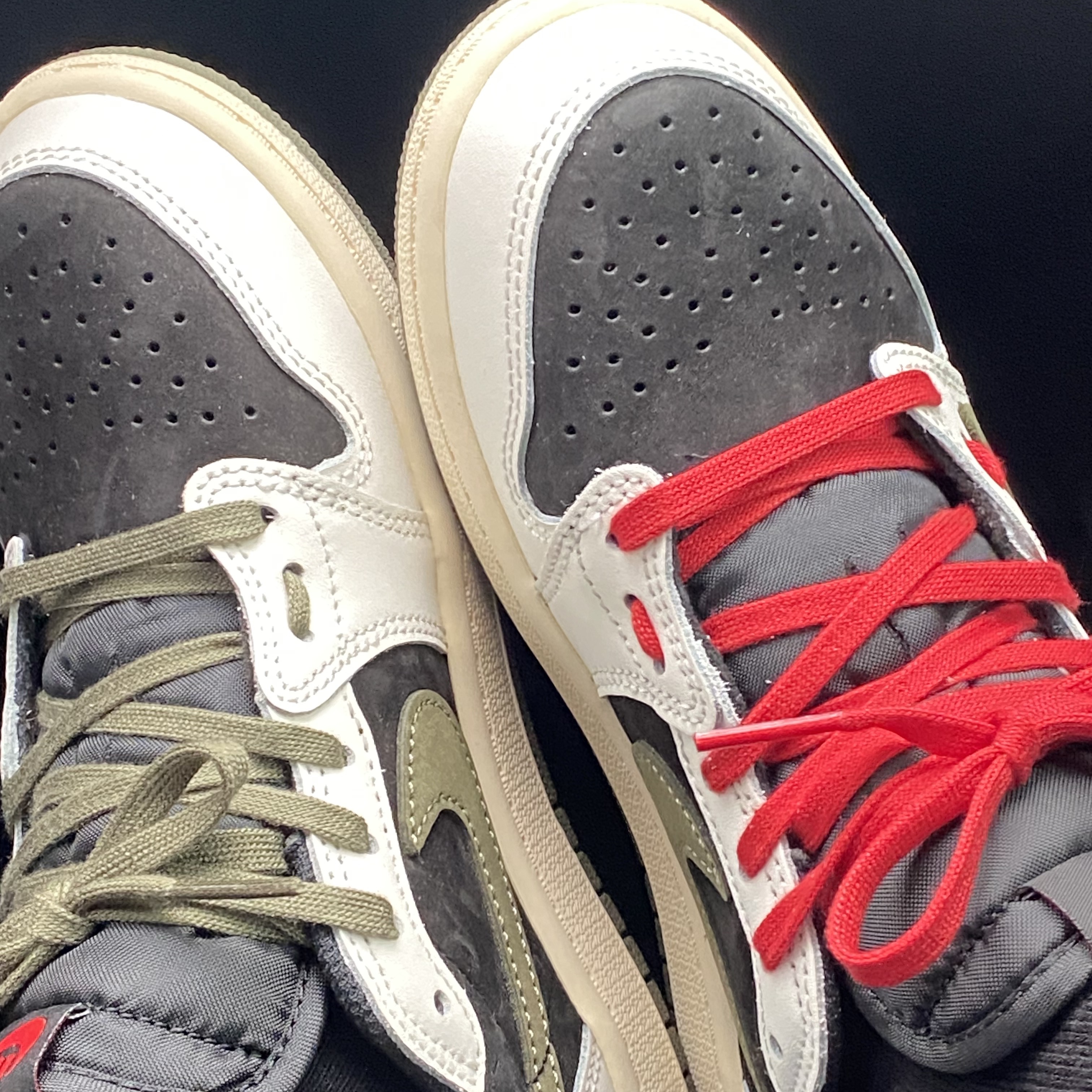 (PS) Jordan 1 x Travis Scott Retro Low OG SP Medium Olive 착용 스타일 - 1