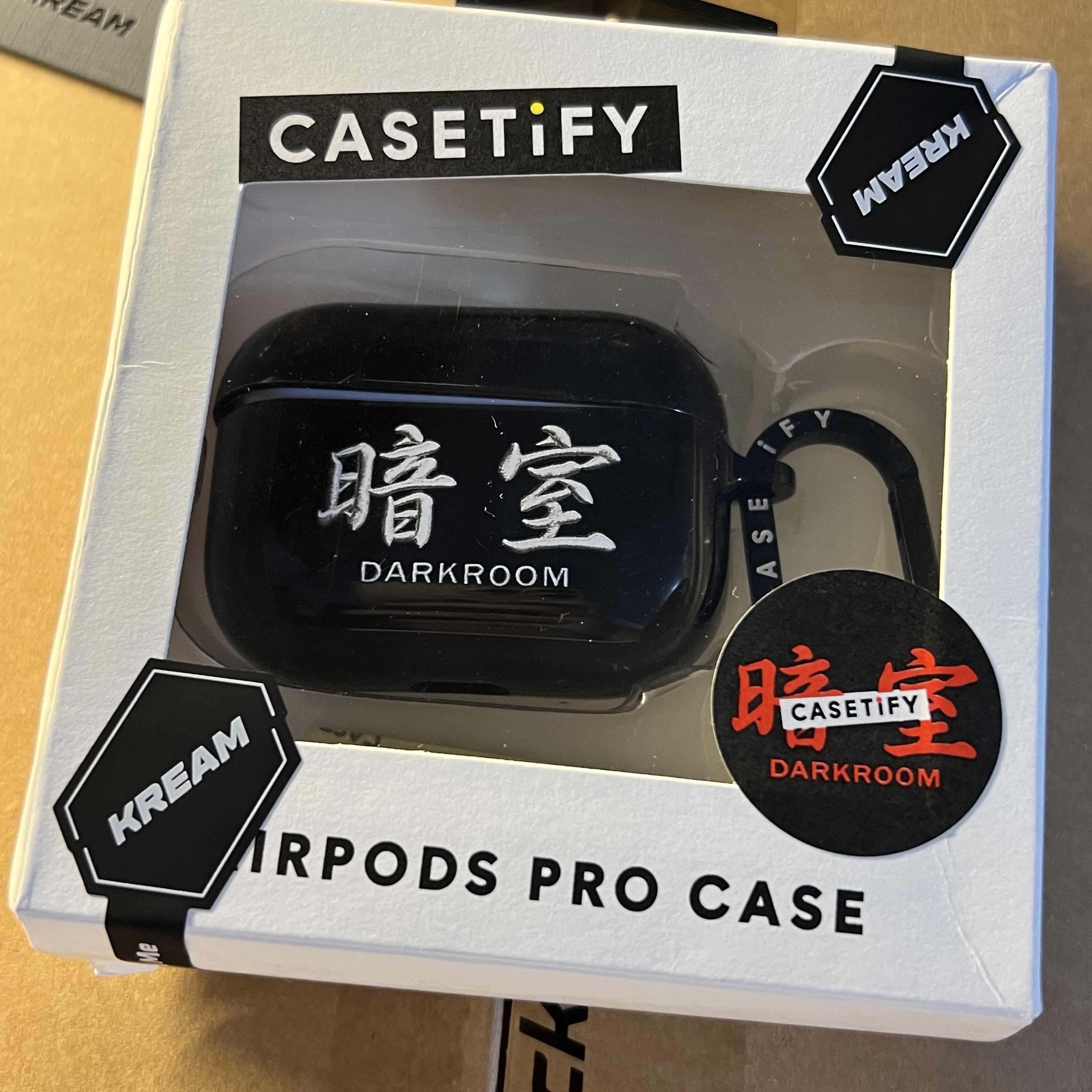 Casetify x Darkr8m Studio Silver Stitch Logo AirPods Pro Case TPU Black 착용 스타일