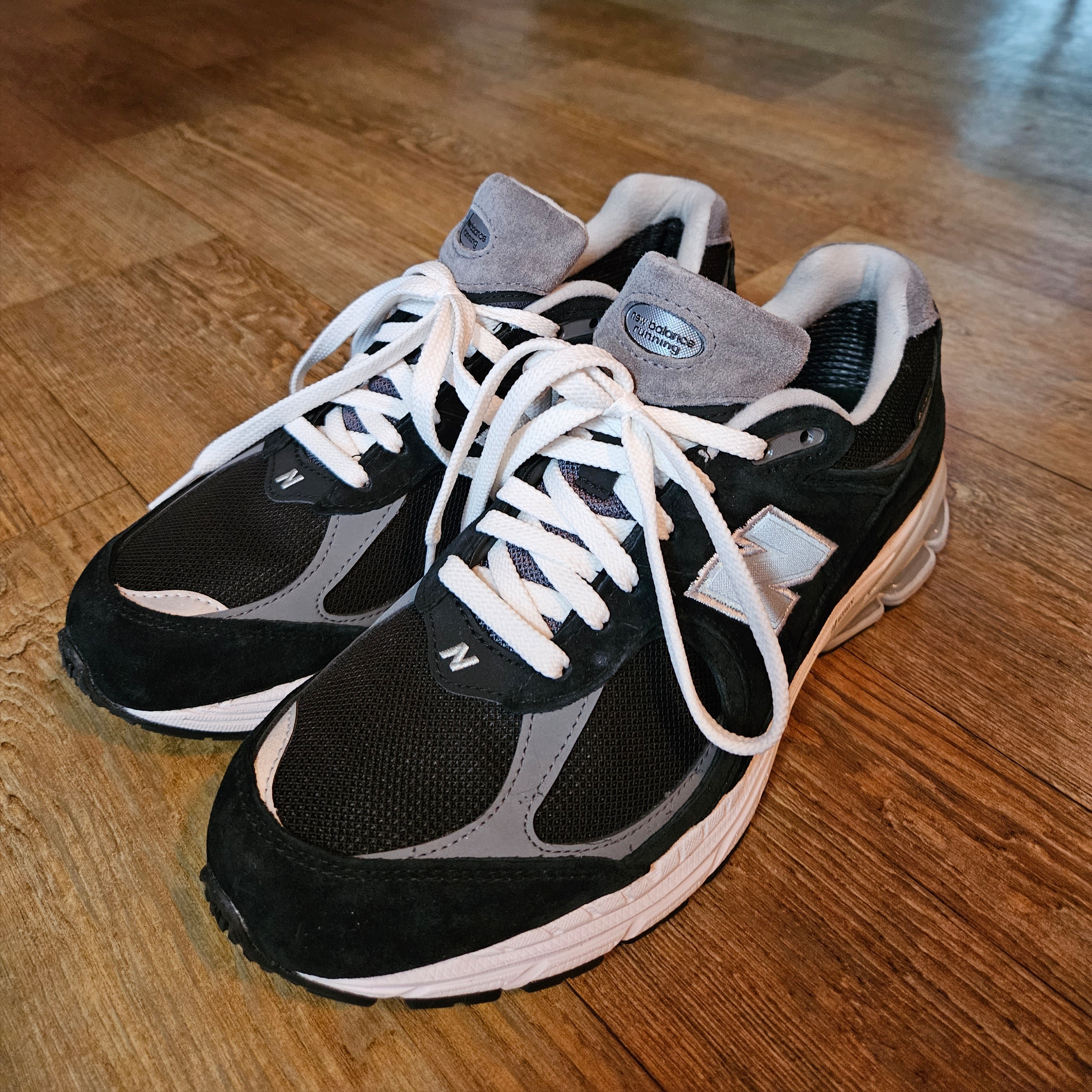 New Balance 2002R Gore-Tex Black Silver Metalic 착용 스타일