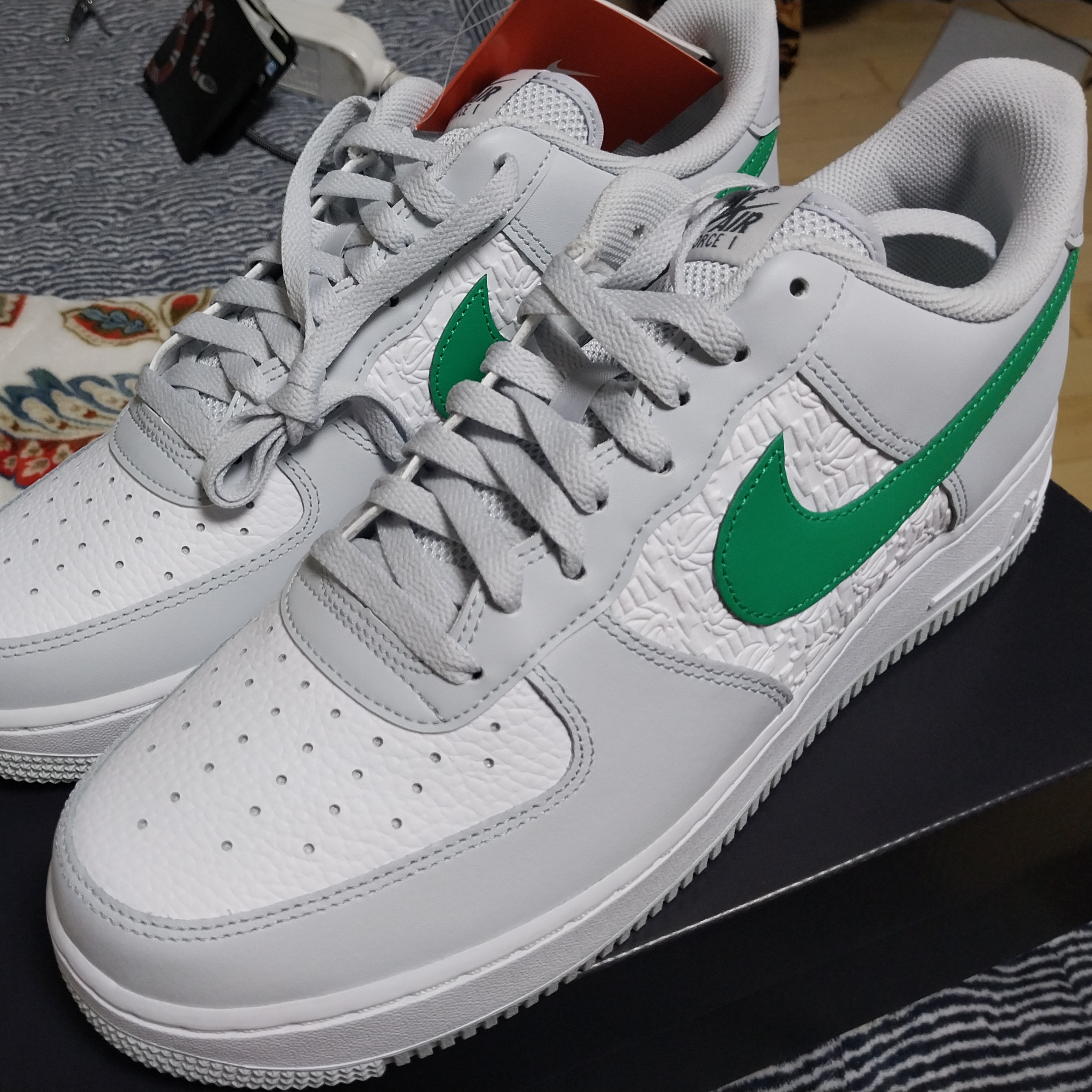 Nike Air Force 1 '07 Pure Platinum Stadium Green 착용 스타일