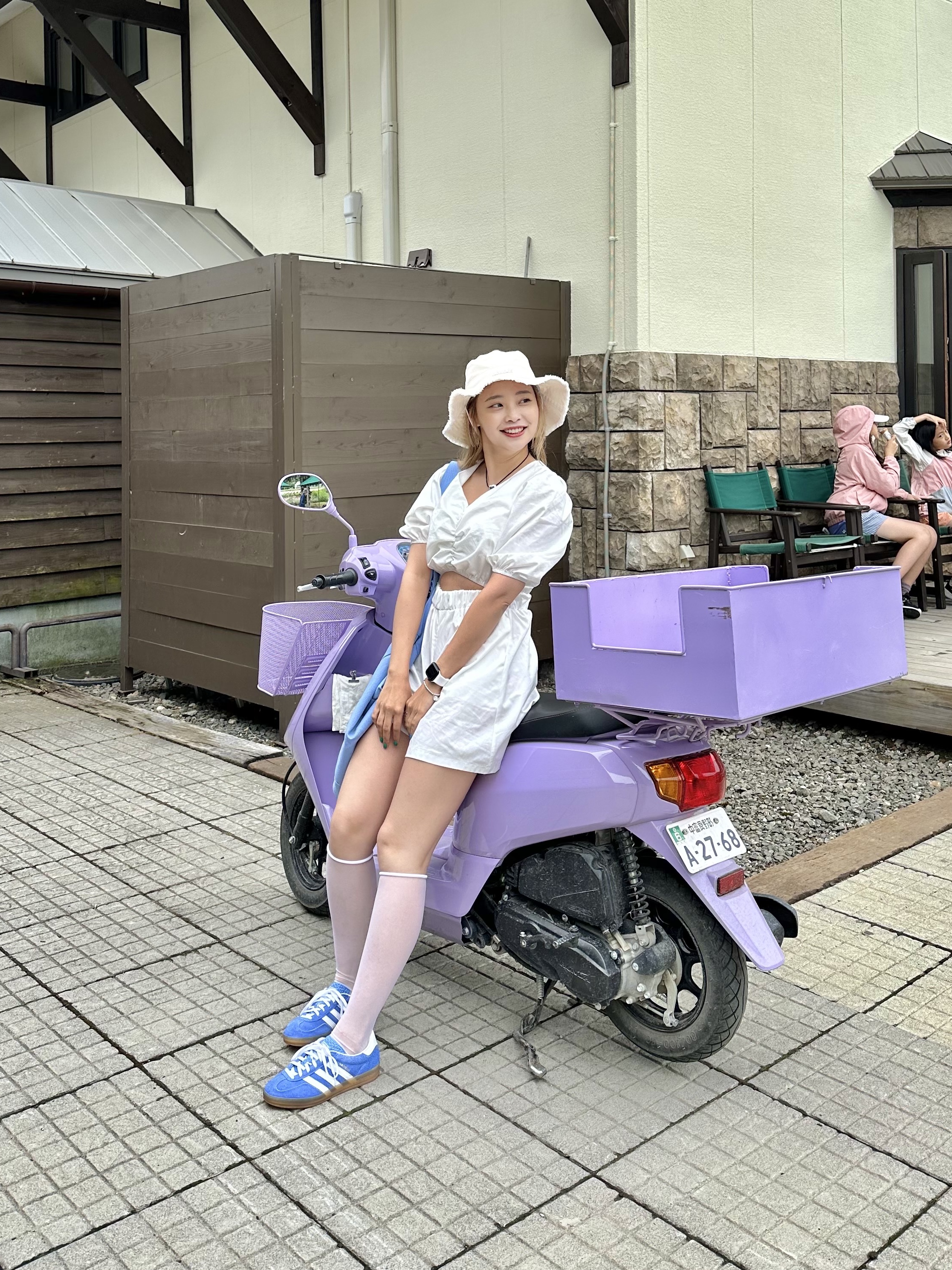Jacquemus Le Bob Artichaut Bucket Hat Off White, (W) Adidas Gazelle Indoor Blue Fusion Cloud White 착용 스타일 - 5