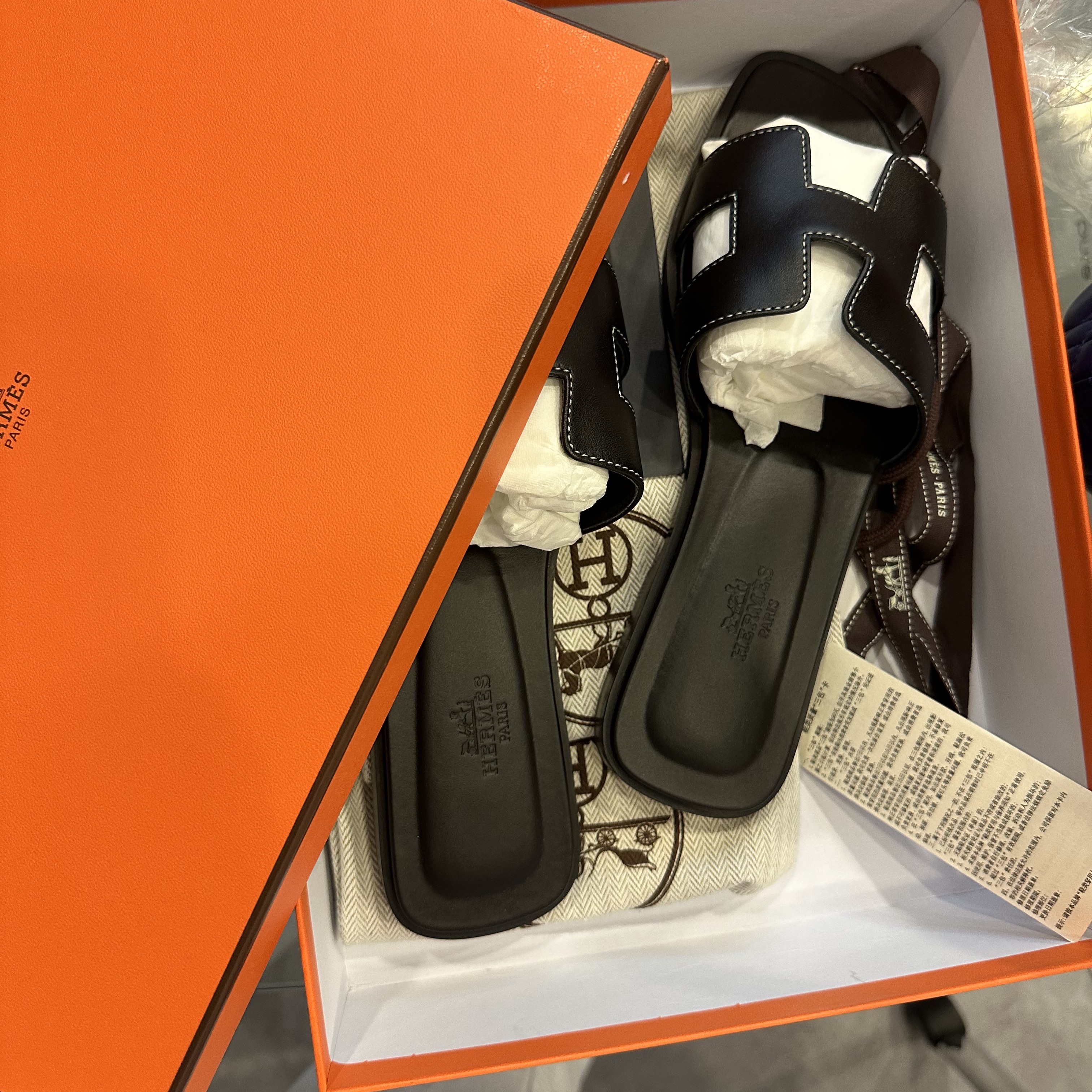 (W) Hermes Oran Sandal Calfskin & Noir Piqures Ecrues 착용 스타일 - 1