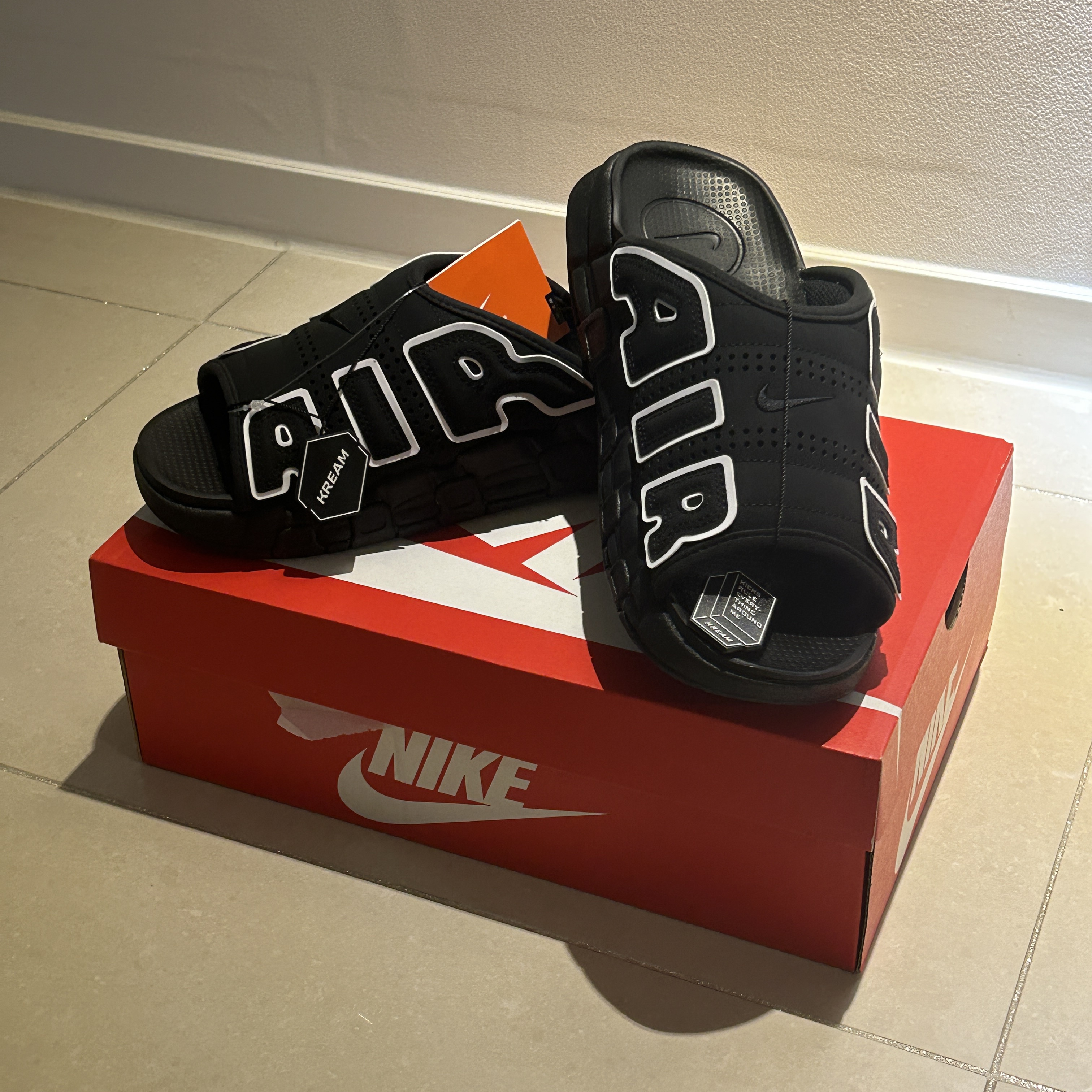 Nike Air More Uptempo Slide Black White 착용 스타일 - 2
