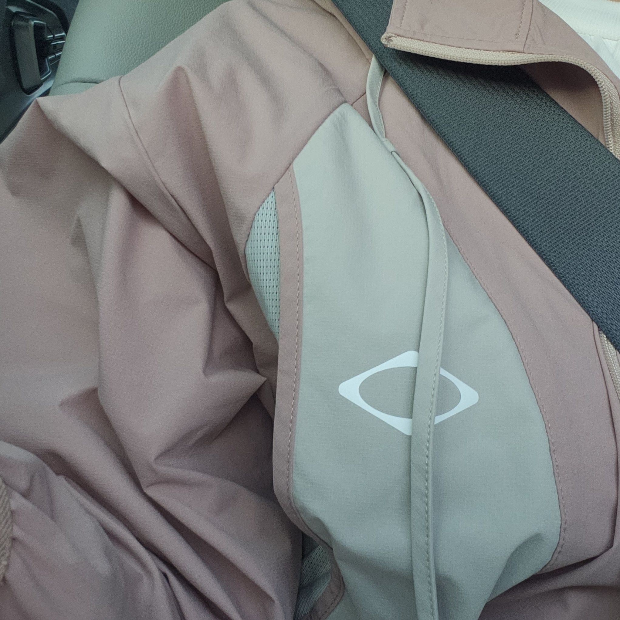 (W) Mischief SS Color Blocked Windbreaker Pink 착용 스타일 - 1
