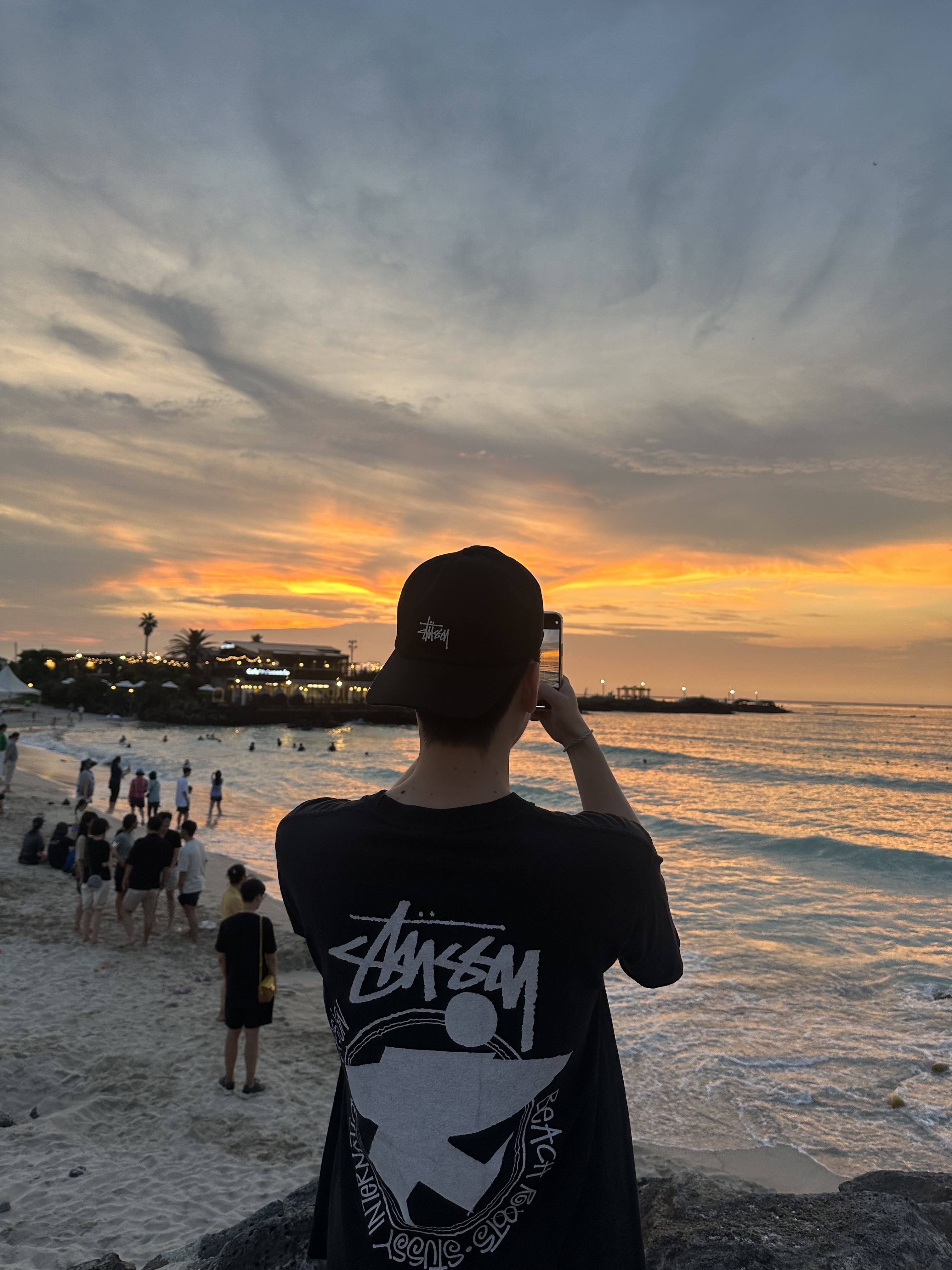 Stussy Basic Stock Low Pro Cap Black, Stussy Beach Roots T-Shirt Black 착용 스타일
