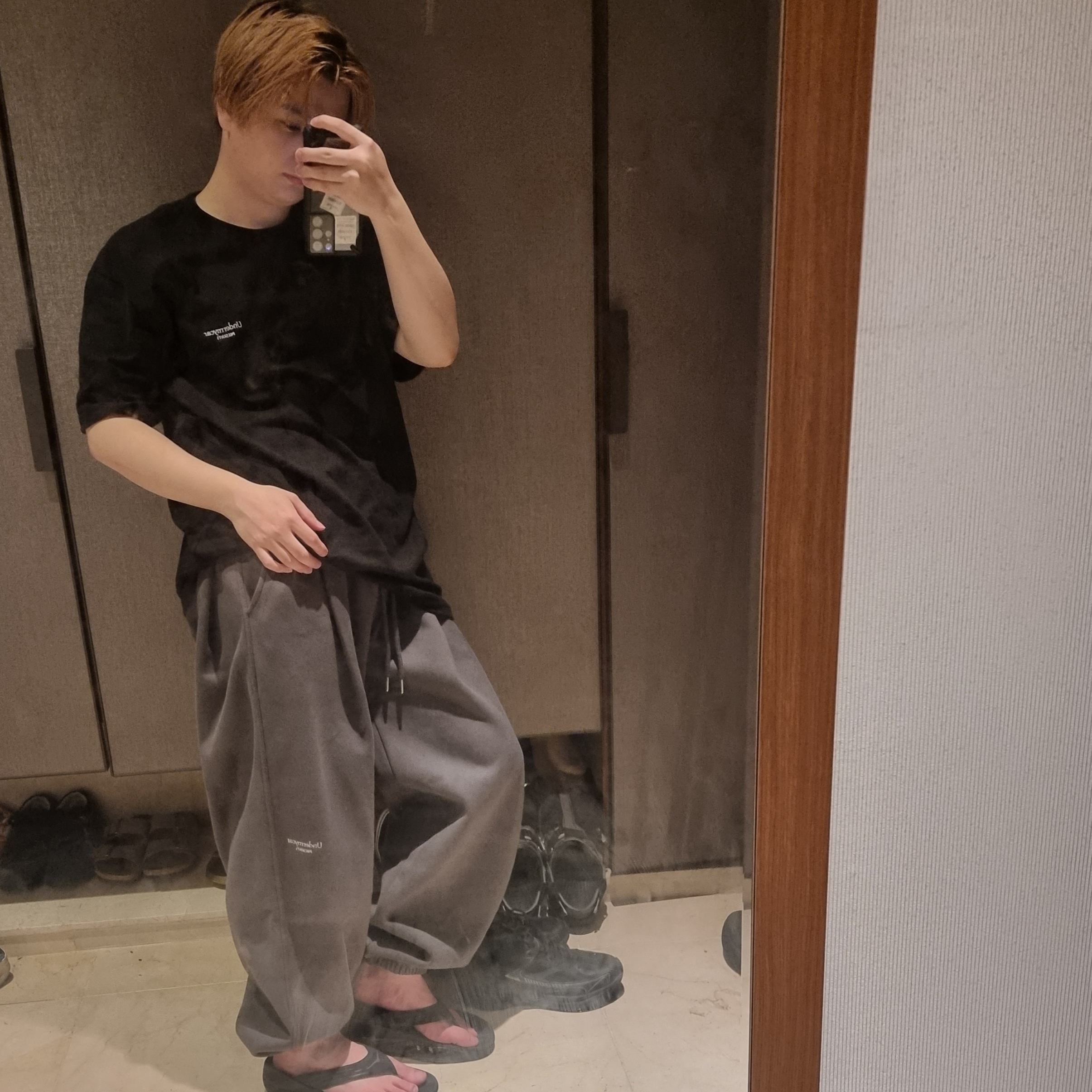 Undermycar Mu.03 Anti Fxxking Logo Play Oversized Sweat Jogger Olive 착용 스타일 - 1