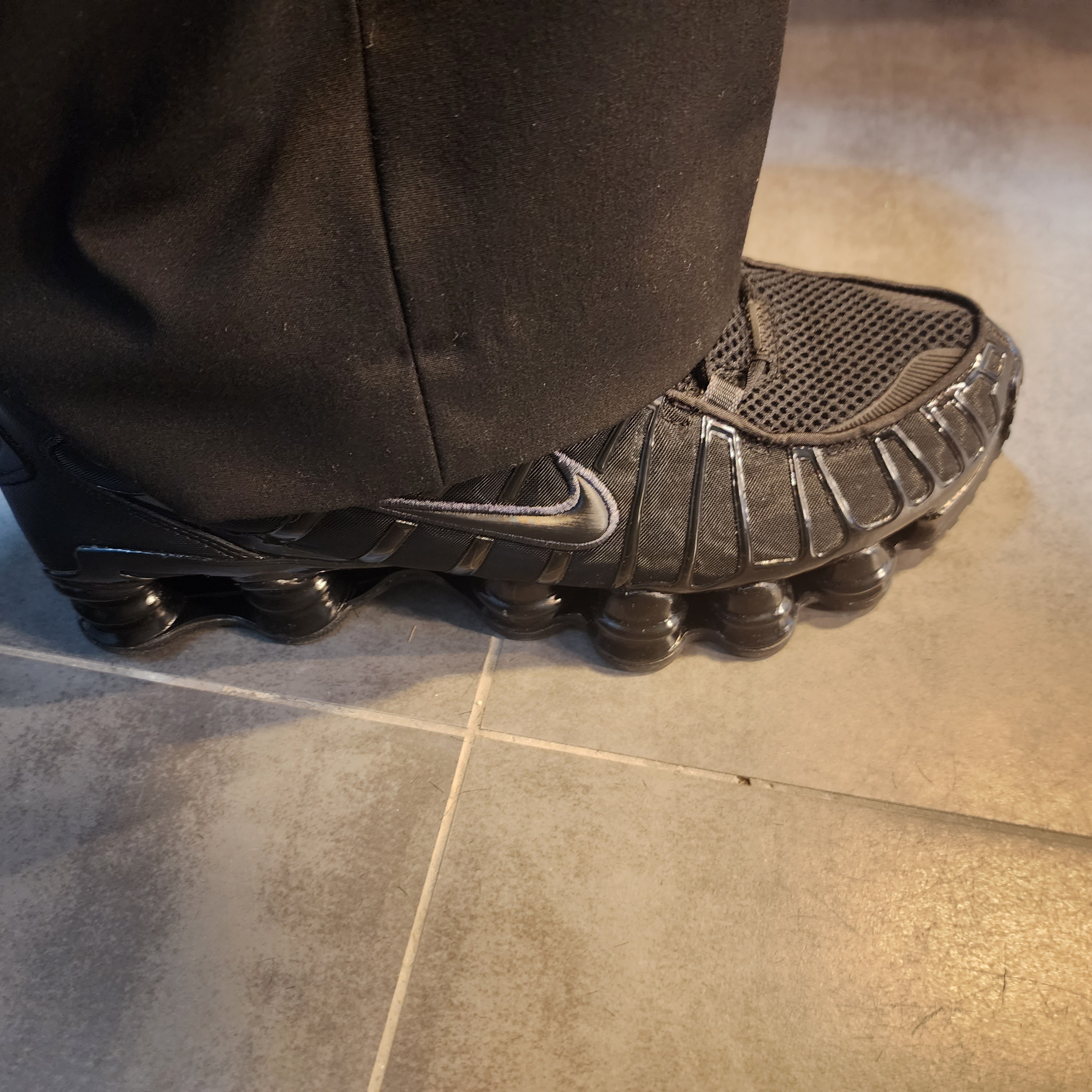 (W) Nike Shox TL Black and Max Orange 착용 스타일 - 2