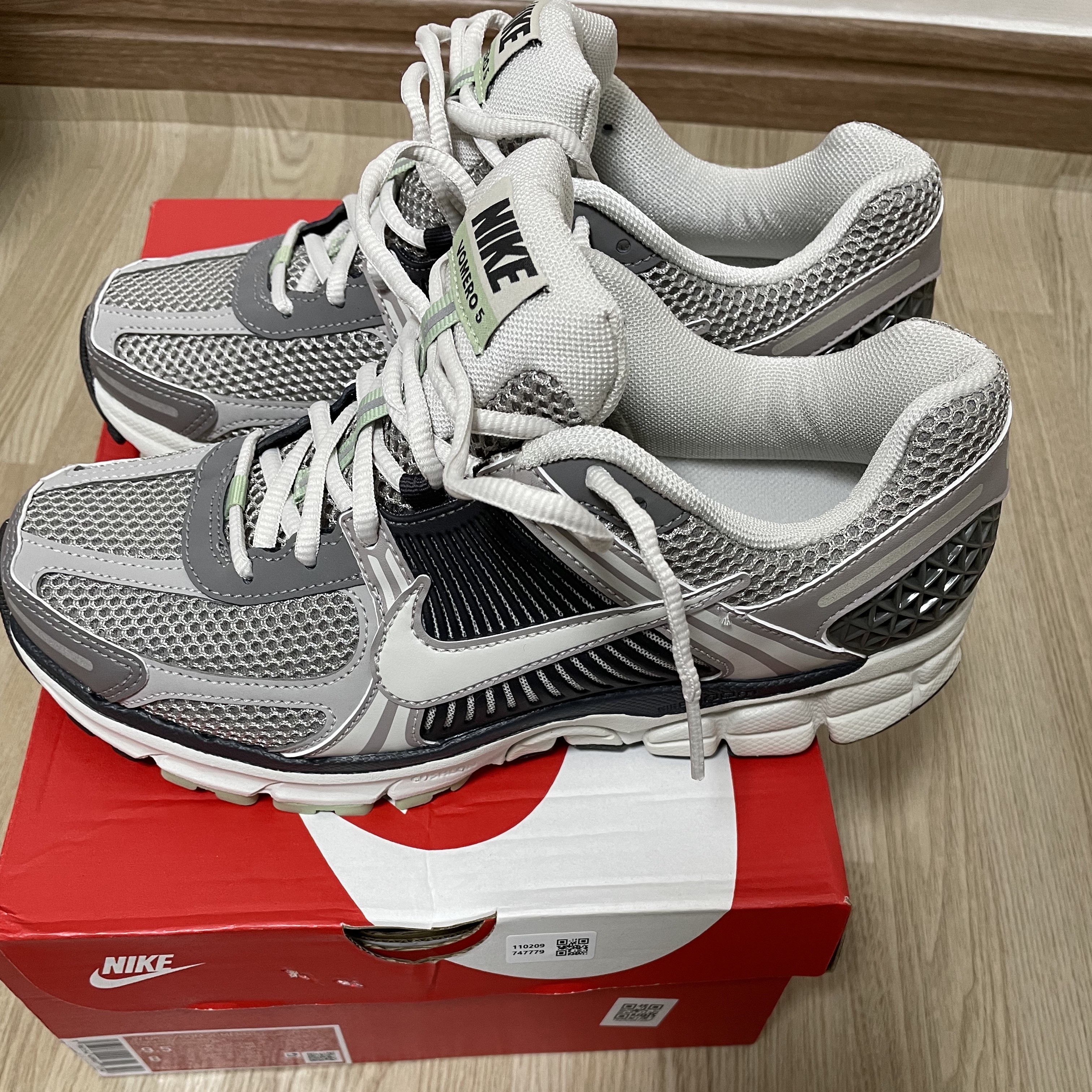 (W) Nike Zoom Vomero 5 Cobblestone and Flat Pewter 착용 스타일
