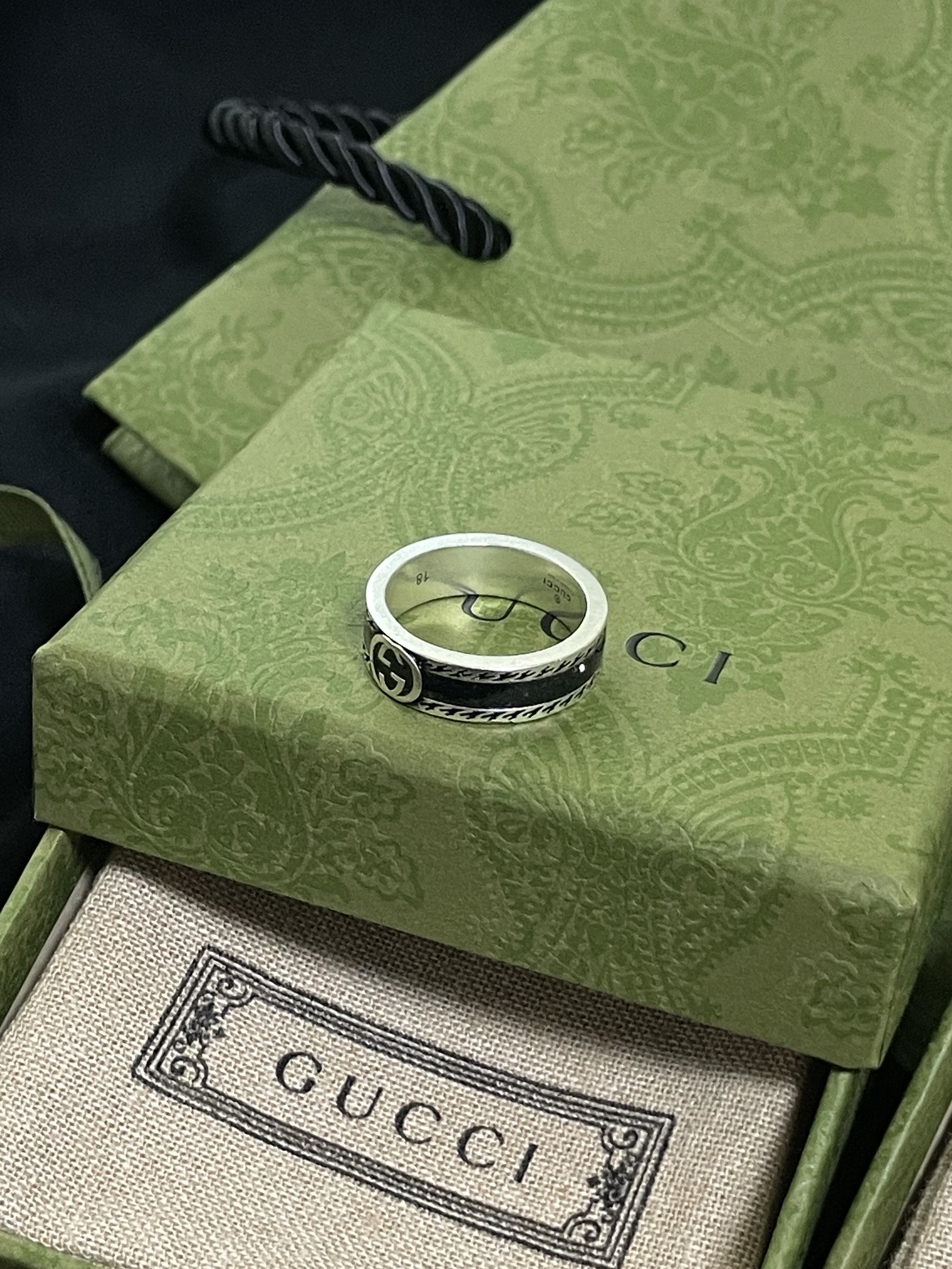 Gucci Interlocking G Wide Ring Black Silver 착용 스타일 - 1