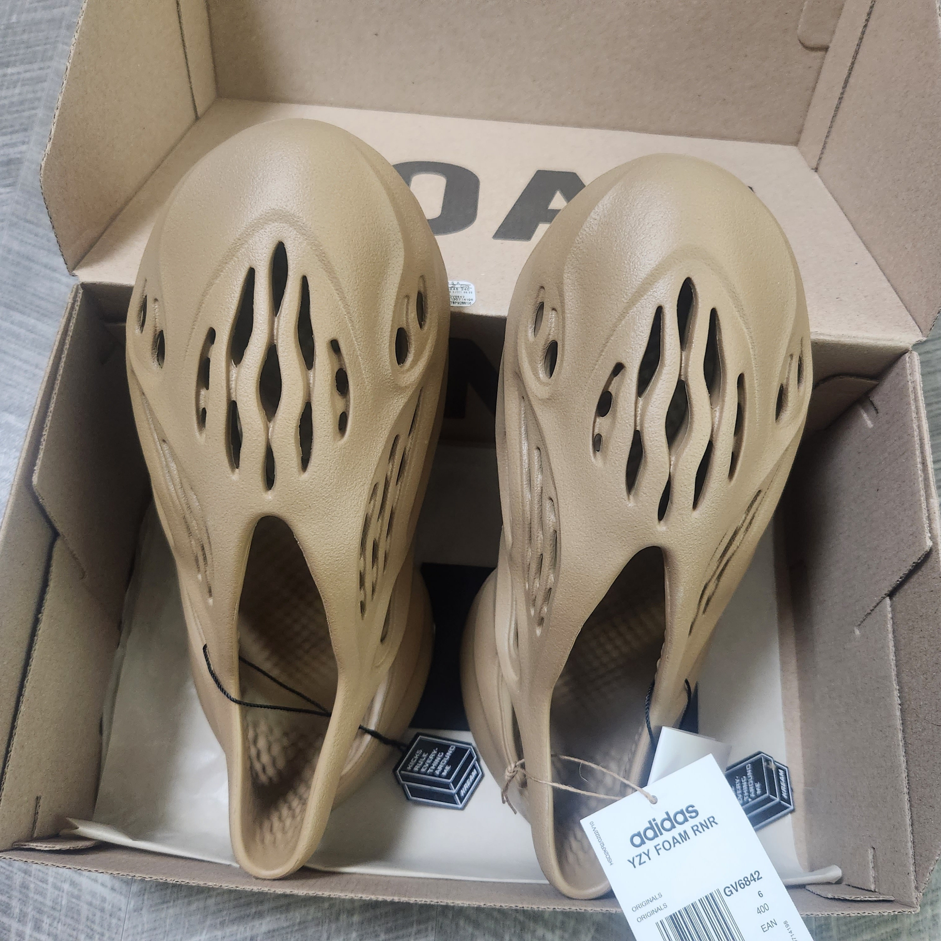 Adidas Yeezy Foam RNNR Clay Taupe 착용 스타일 - 2