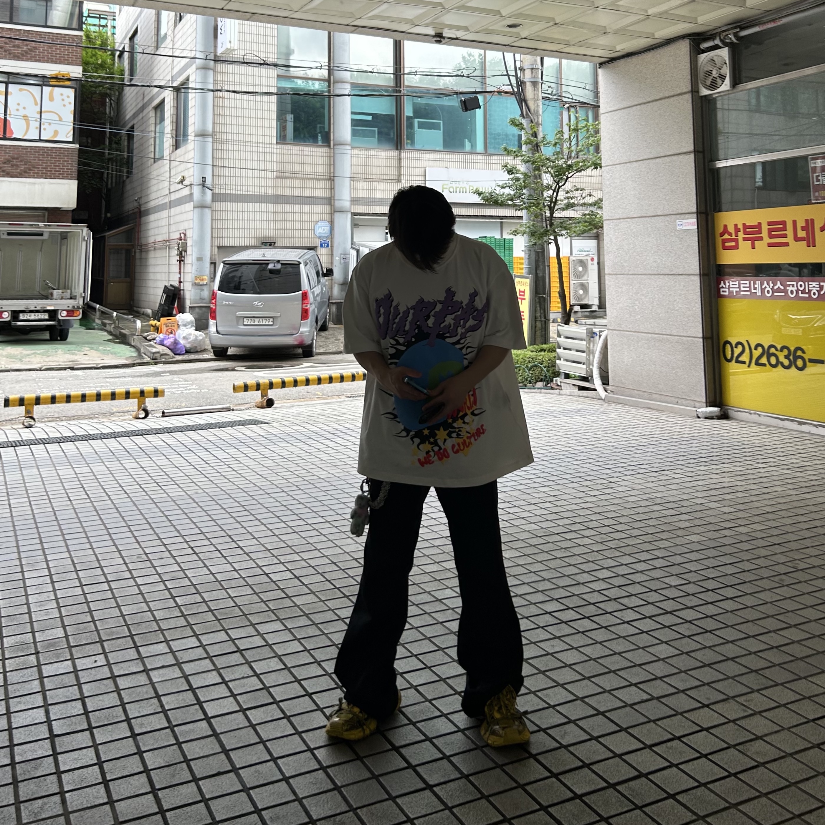 [KREAM 단독] Ourpas 063 'Dreamer' T-Shirt White, Balenciaga 3XL Sneakers Yellow Black 착용 스타일 - 2