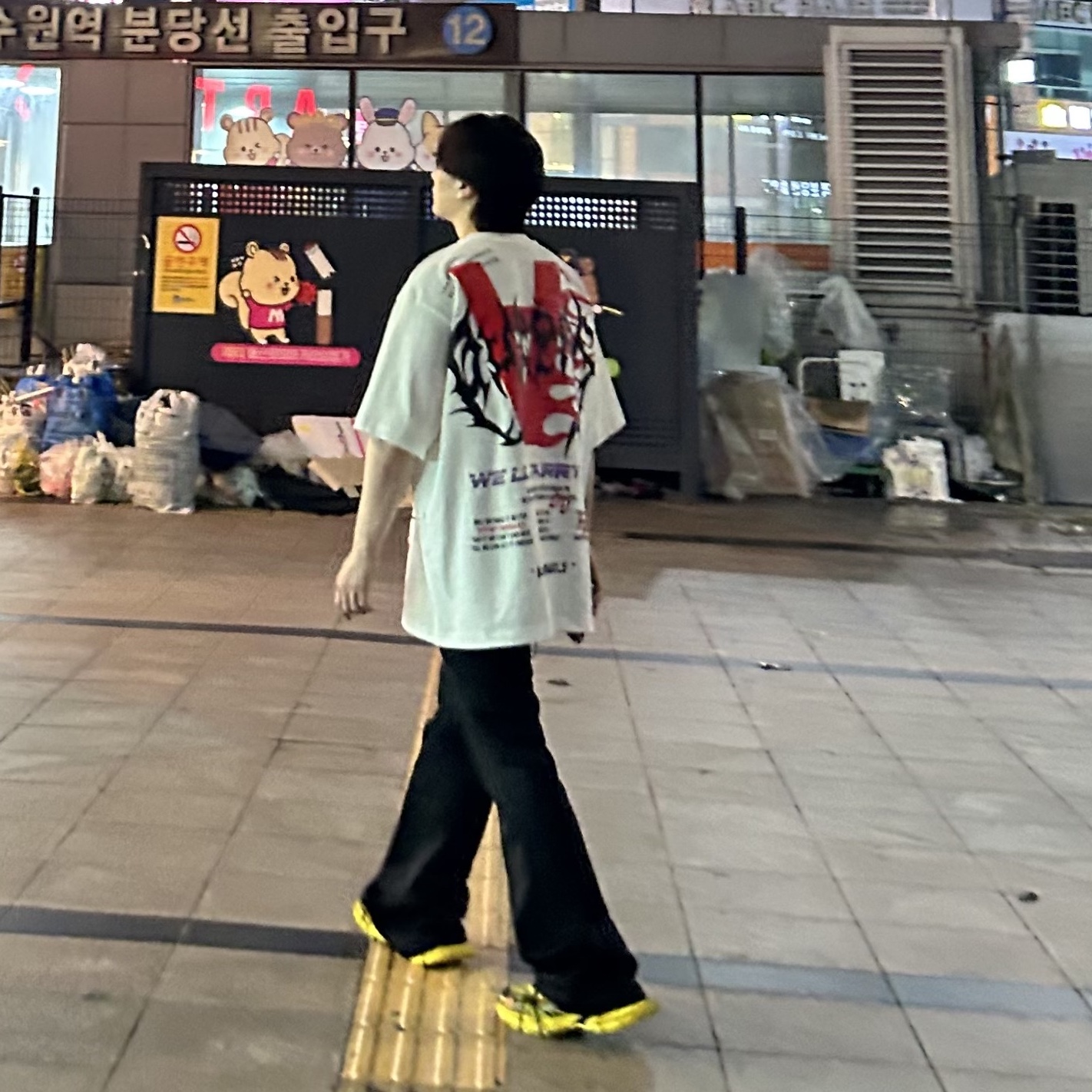 [KREAM 단독] Ourpas 063 'Dreamer' T-Shirt White, Balenciaga 3XL Sneakers Yellow Black 착용 스타일 - 3