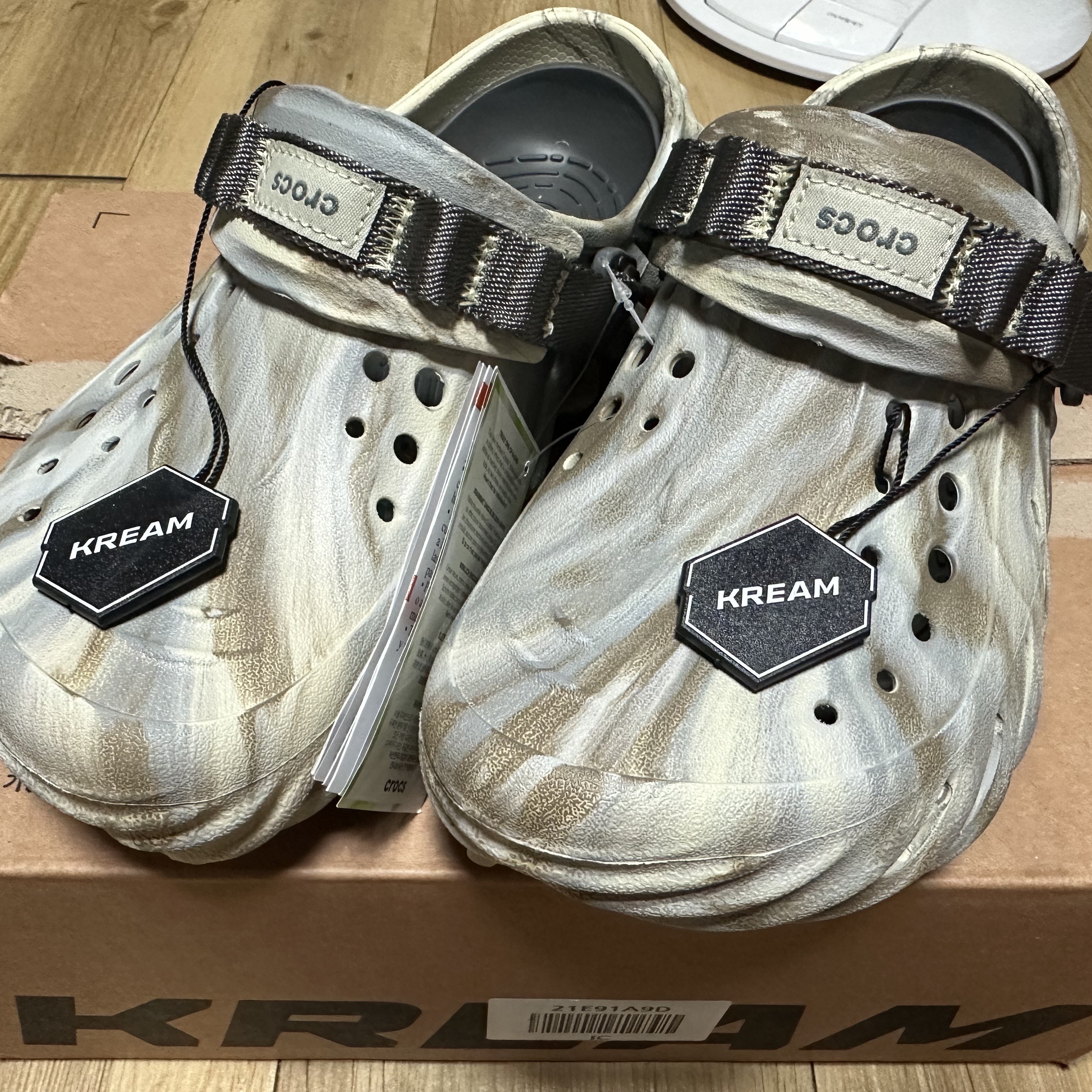 Crocs Echo Marbled Clog Bone Multi 착용 스타일