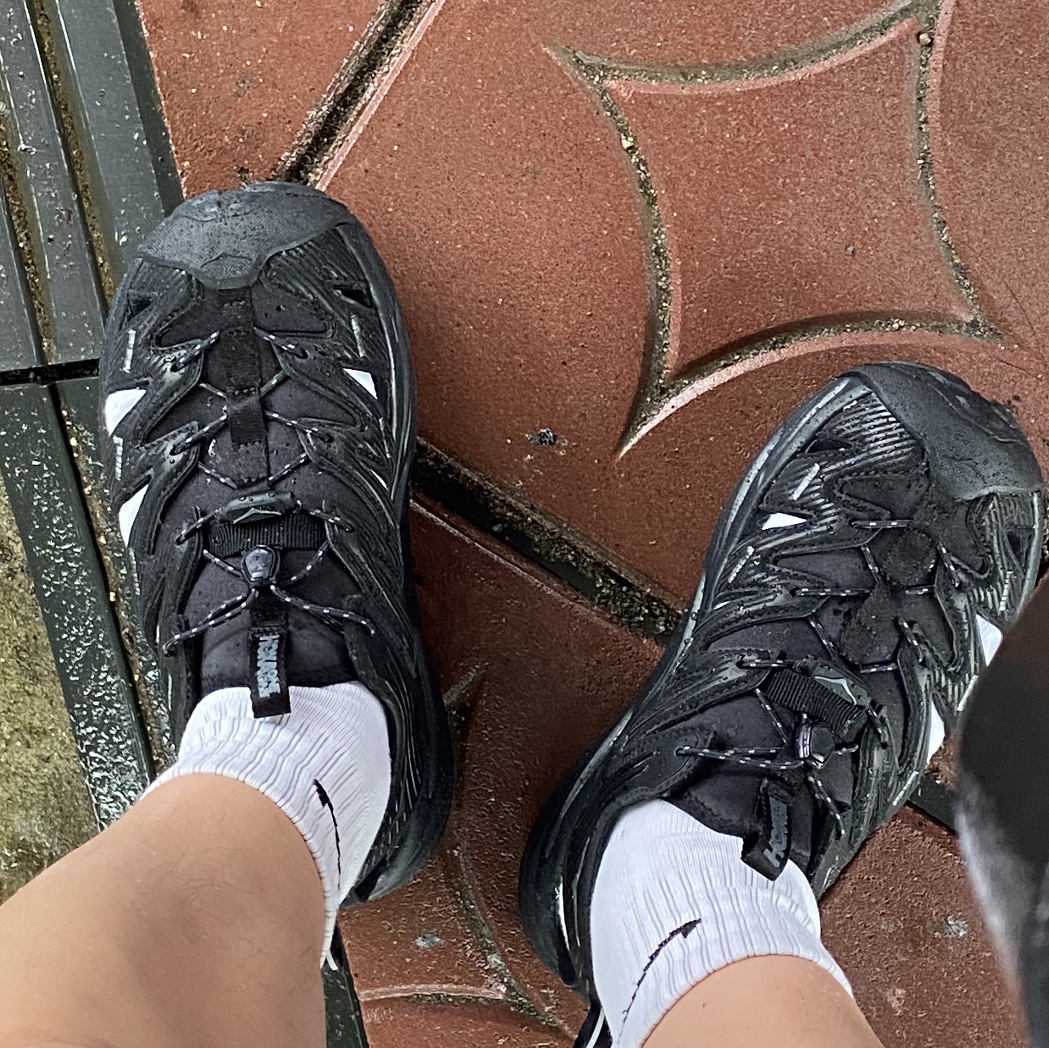Hoka Hopara Black 착용 스타일
