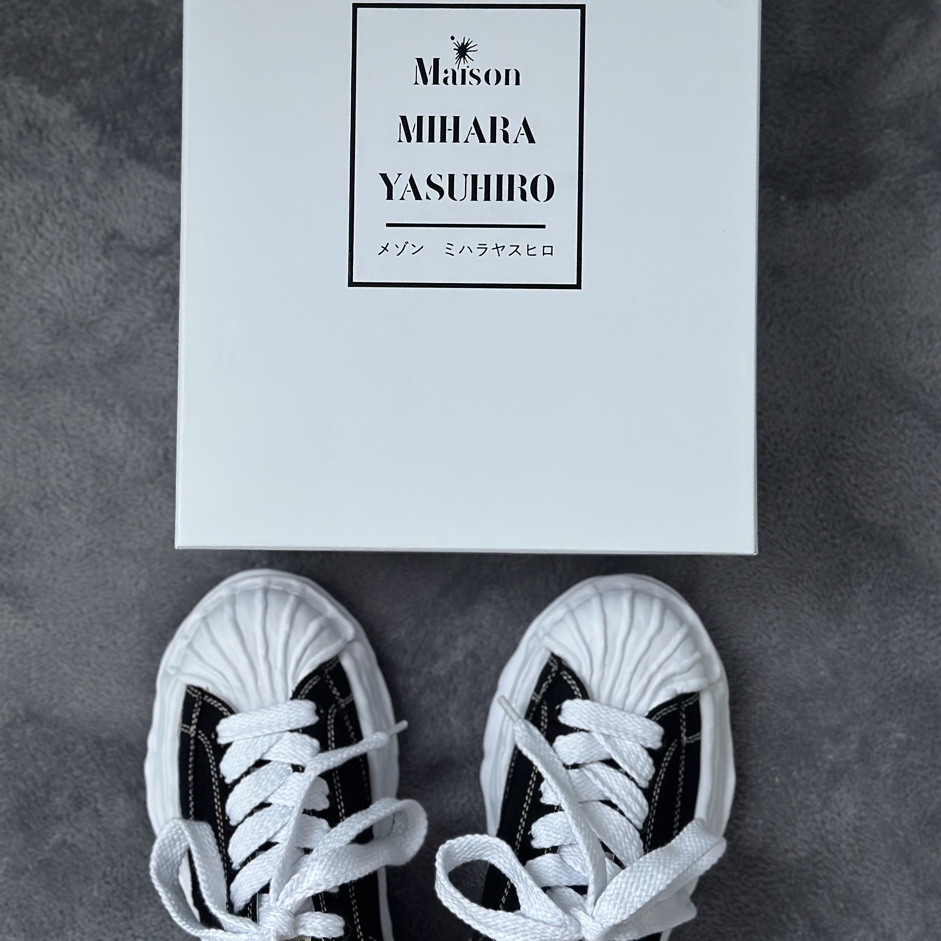 Maison Mihara Yasuhiro Blakey OG Sole Canvas Low-top Sneakers Black White 착용 스타일 - 2